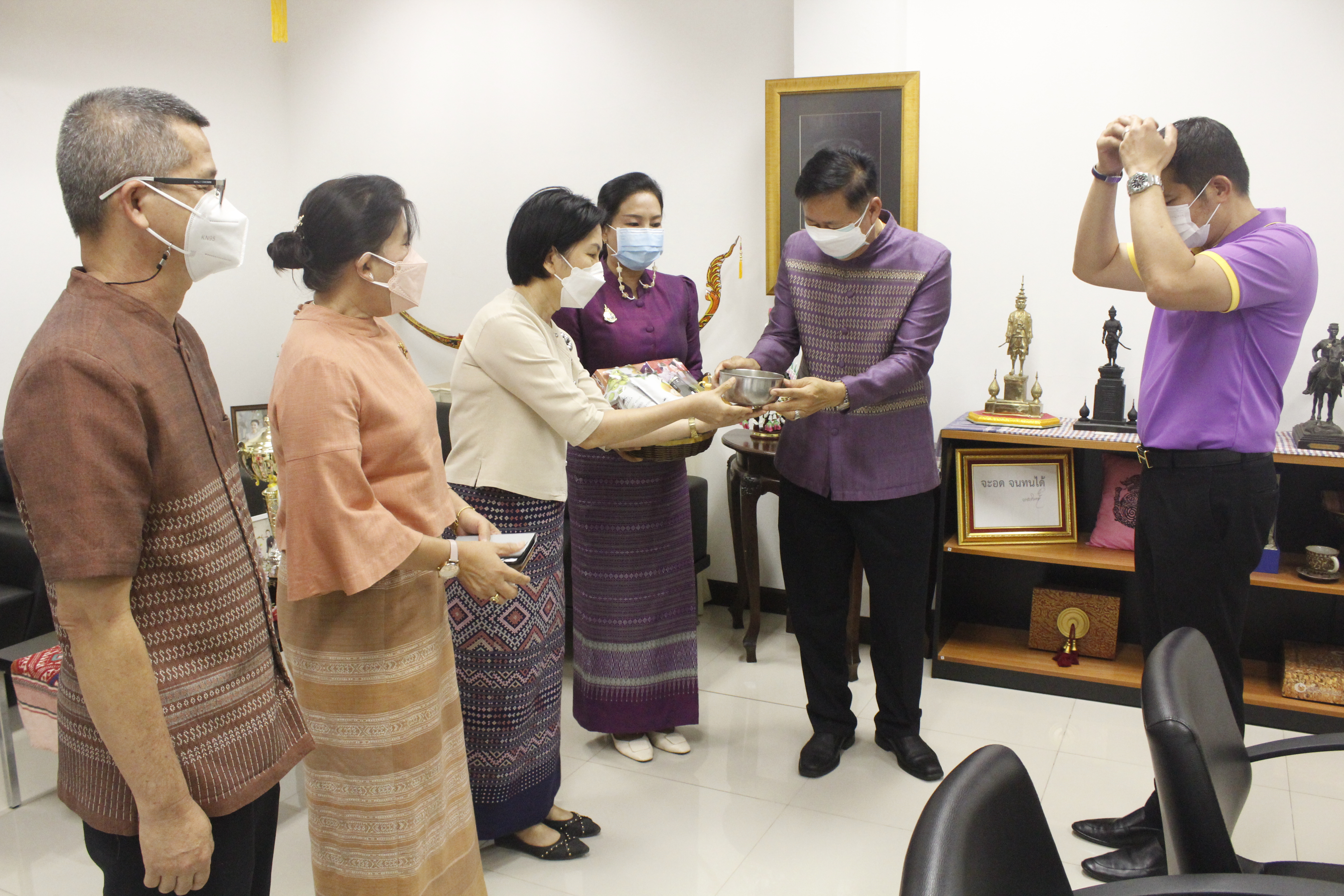 @ที่นี่เมืองน่าน@ พช.น่าน สืบสานประเพณี ปี๋ใหม่เมือง รดน้ำดำหัวขอพรผู้บริหารจังหวัดน่าน