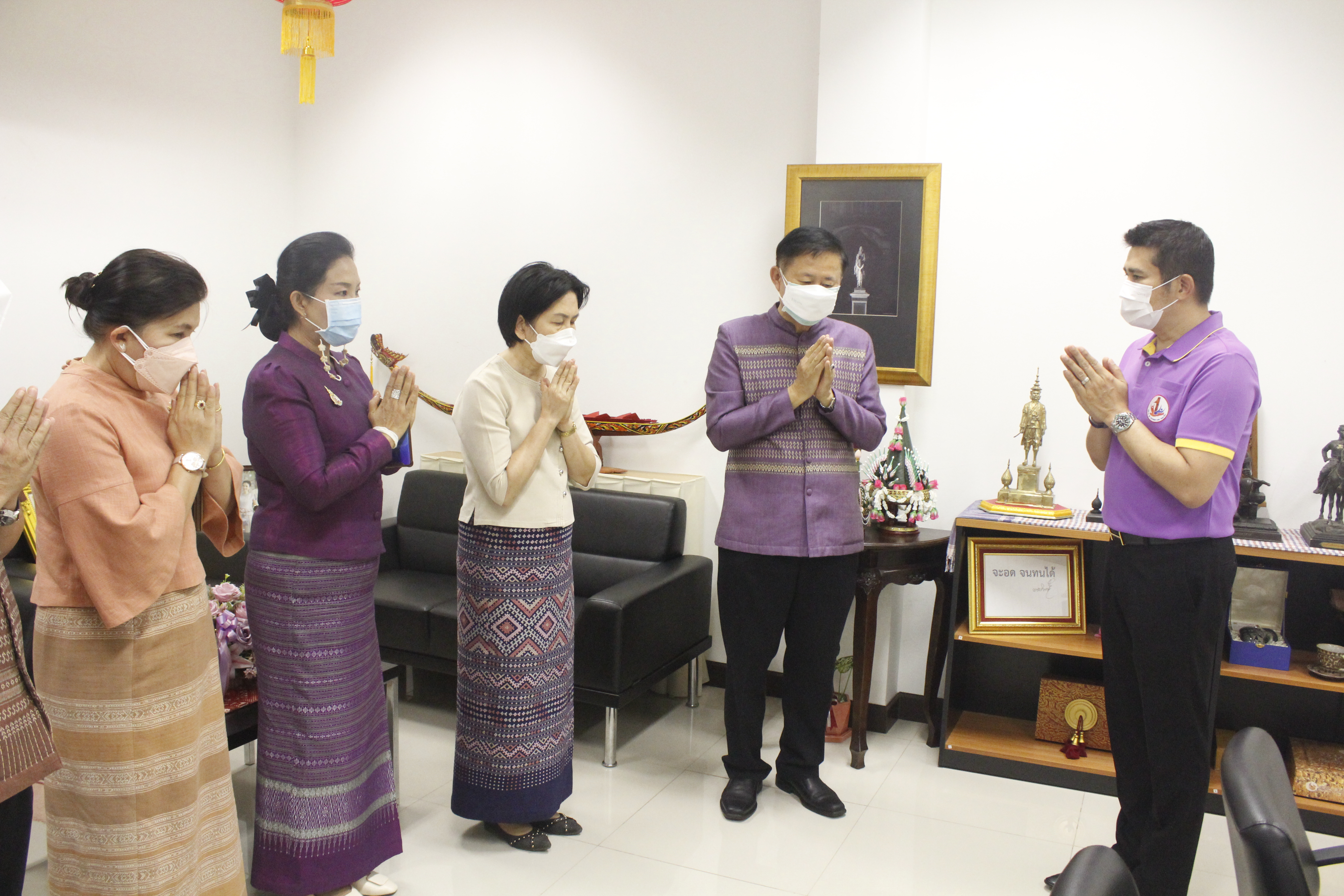 @ที่นี่เมืองน่าน@ พช.น่าน สืบสานประเพณี ปี๋ใหม่เมือง รดน้ำดำหัวขอพรผู้บริหารจังหวัดน่าน