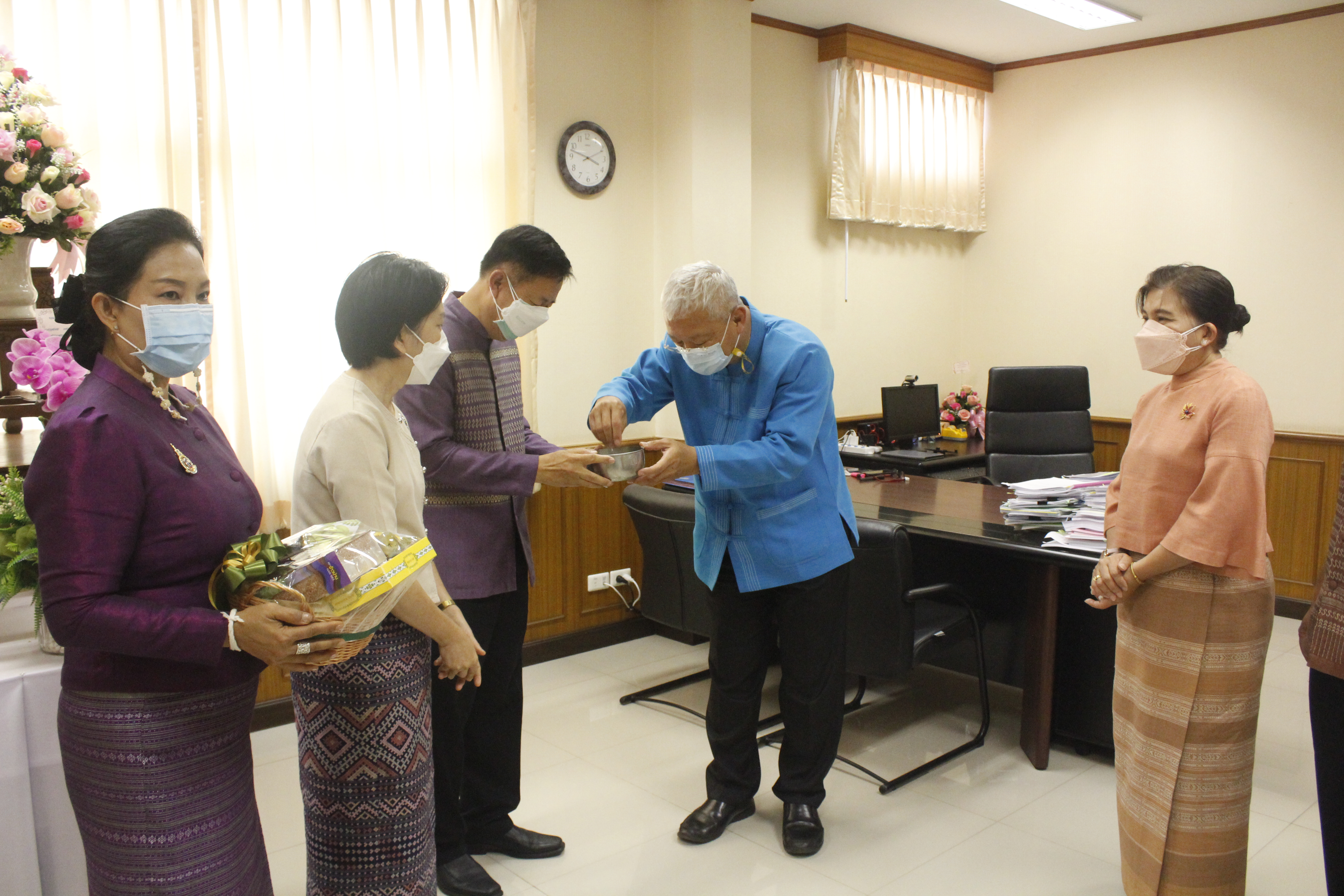 @ที่นี่เมืองน่าน@ พช.น่าน สืบสานประเพณี ปี๋ใหม่เมือง รดน้ำดำหัวขอพรผู้บริหารจังหวัดน่าน