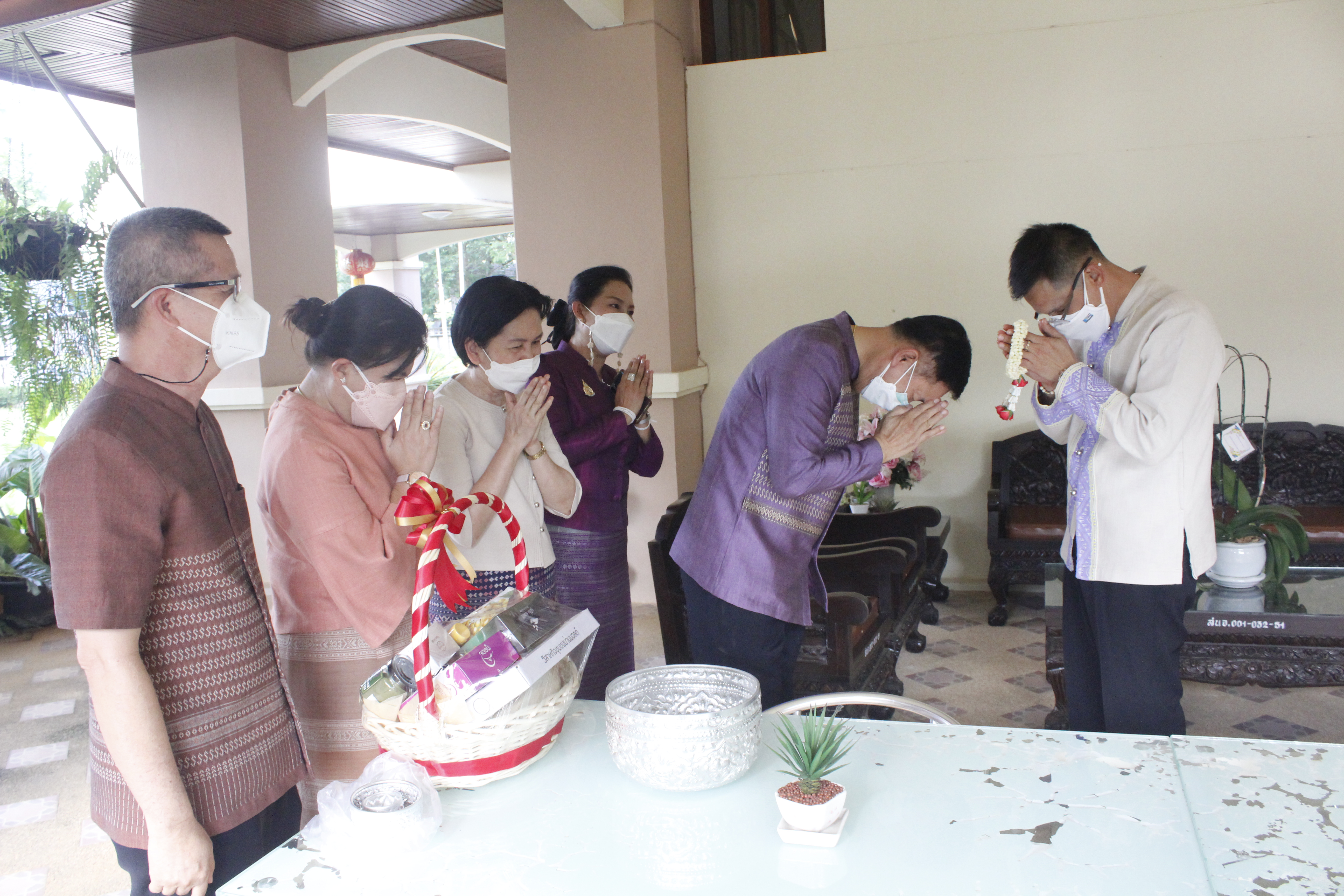 @ที่นี่เมืองน่าน@ พช.น่าน สืบสานประเพณี ปี๋ใหม่เมือง รดน้ำดำหัวขอพรผู้บริหารจังหวัดน่าน