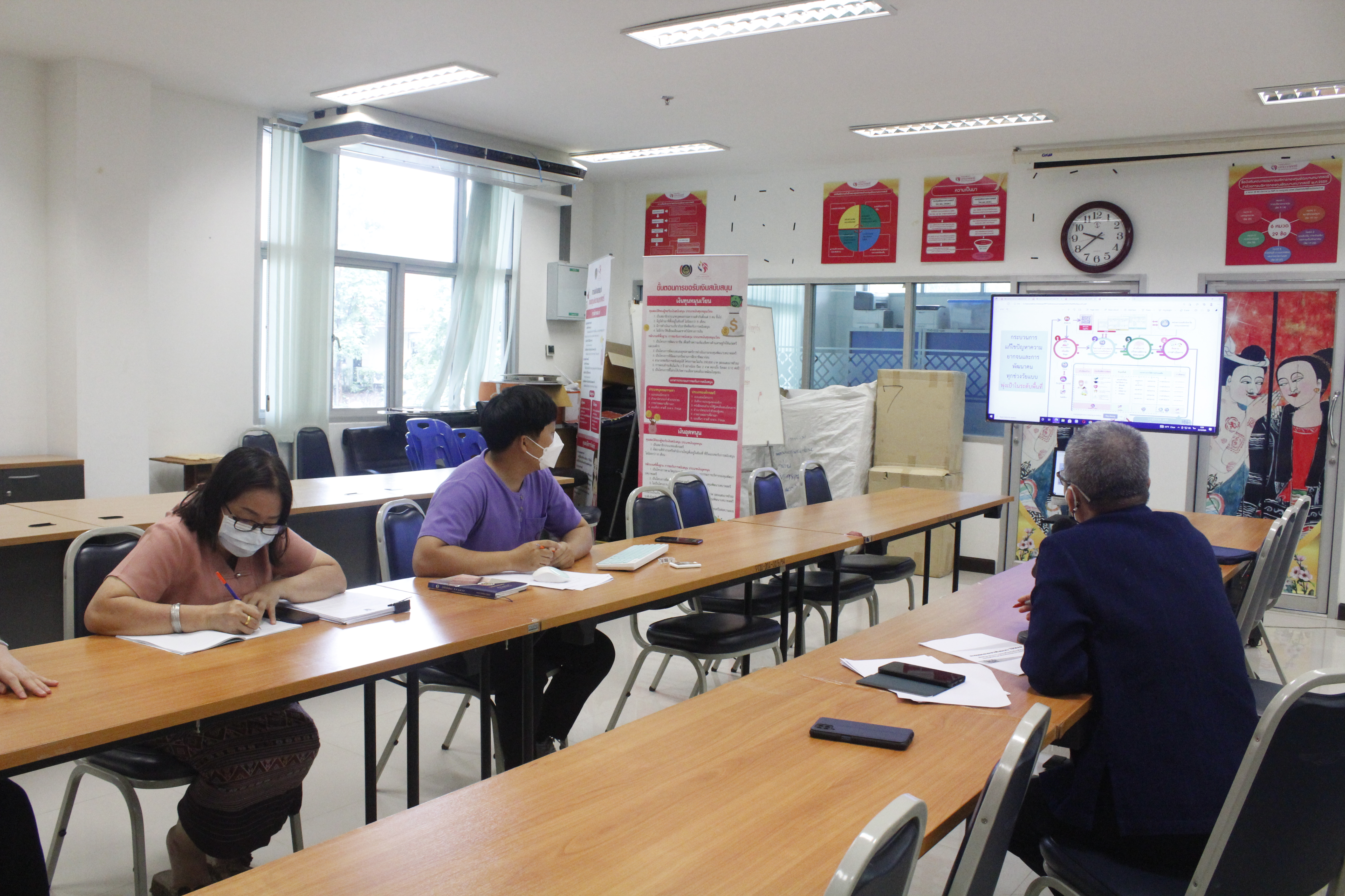 @ที่นี่เมืองน่าน@ พช.น่าน ประชุมเจ้าหน้าที่พัฒนาชุมชนขับเคลื่อนขจัดความยากจนและพัฒนาคนทุกช่วงวัยอย่างยั่งยืนตามหลักปรัชญาของเศรษฐกิจพอเพียง จังหวัดน่าน ผ่านระบบออนไลน์ Google Meet