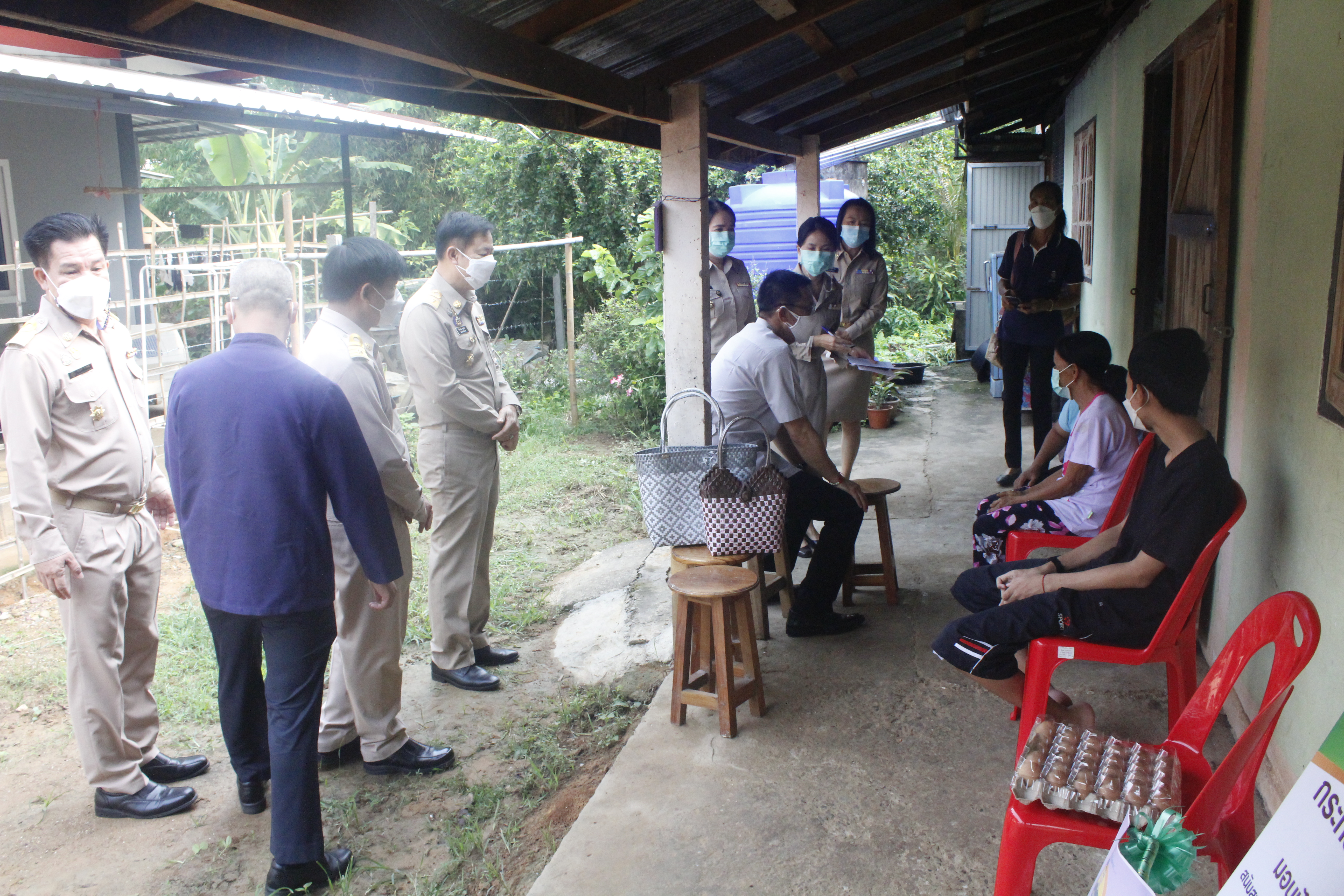 @ที่นี่เมืองน่าน@ พช.น่าน ร่วมมอบสิ่งของให้ครัวเรือนในการขจัดความยากจนและพัฒนาคนทุกช่วงวัยอย่างยั่งยืนตามหลักปรัชญาของเศรษฐกิจพอเพียง