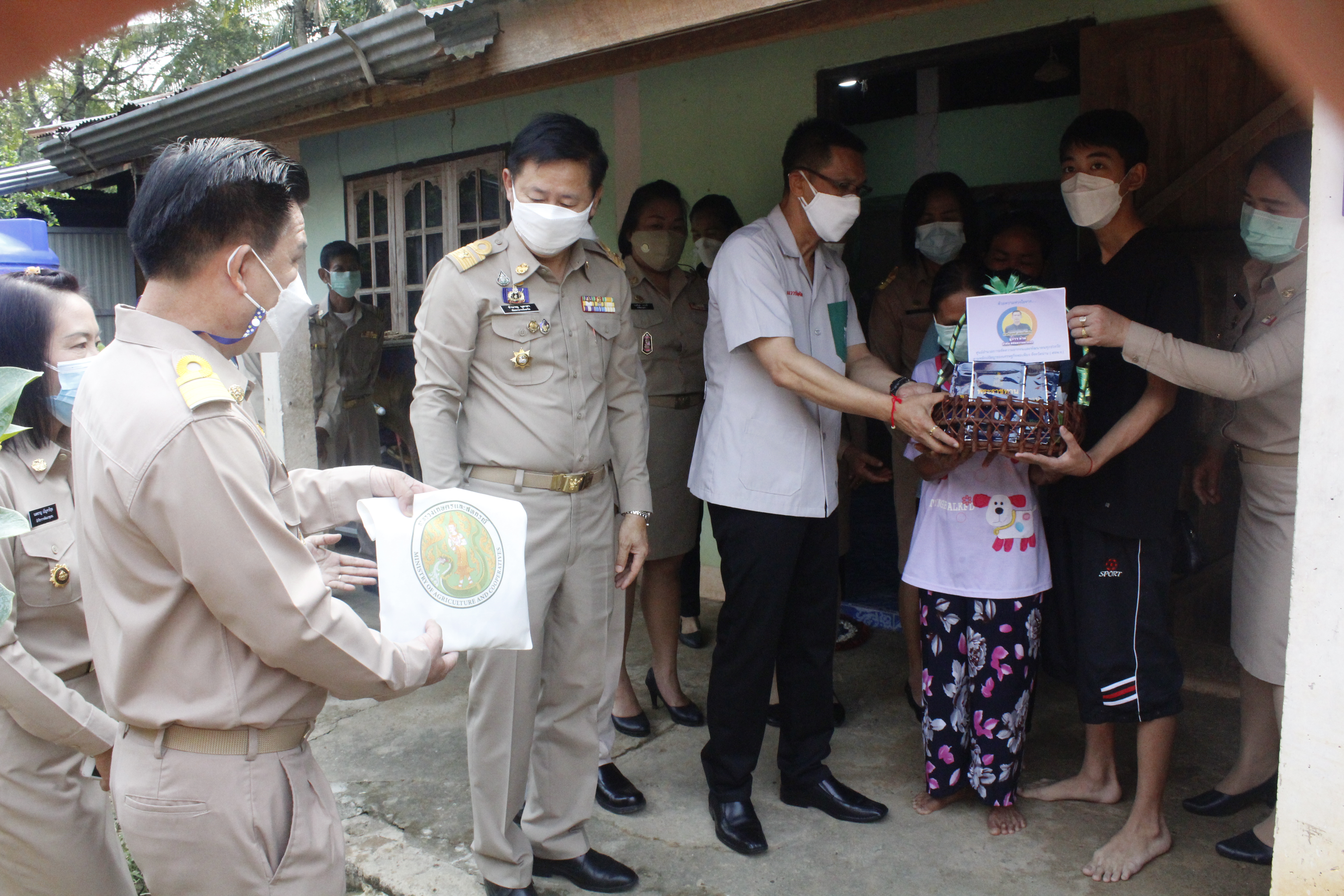 @ที่นี่เมืองน่าน@ พช.น่าน ร่วมมอบสิ่งของให้ครัวเรือนในการขจัดความยากจนและพัฒนาคนทุกช่วงวัยอย่างยั่งยืนตามหลักปรัชญาของเศรษฐกิจพอเพียง