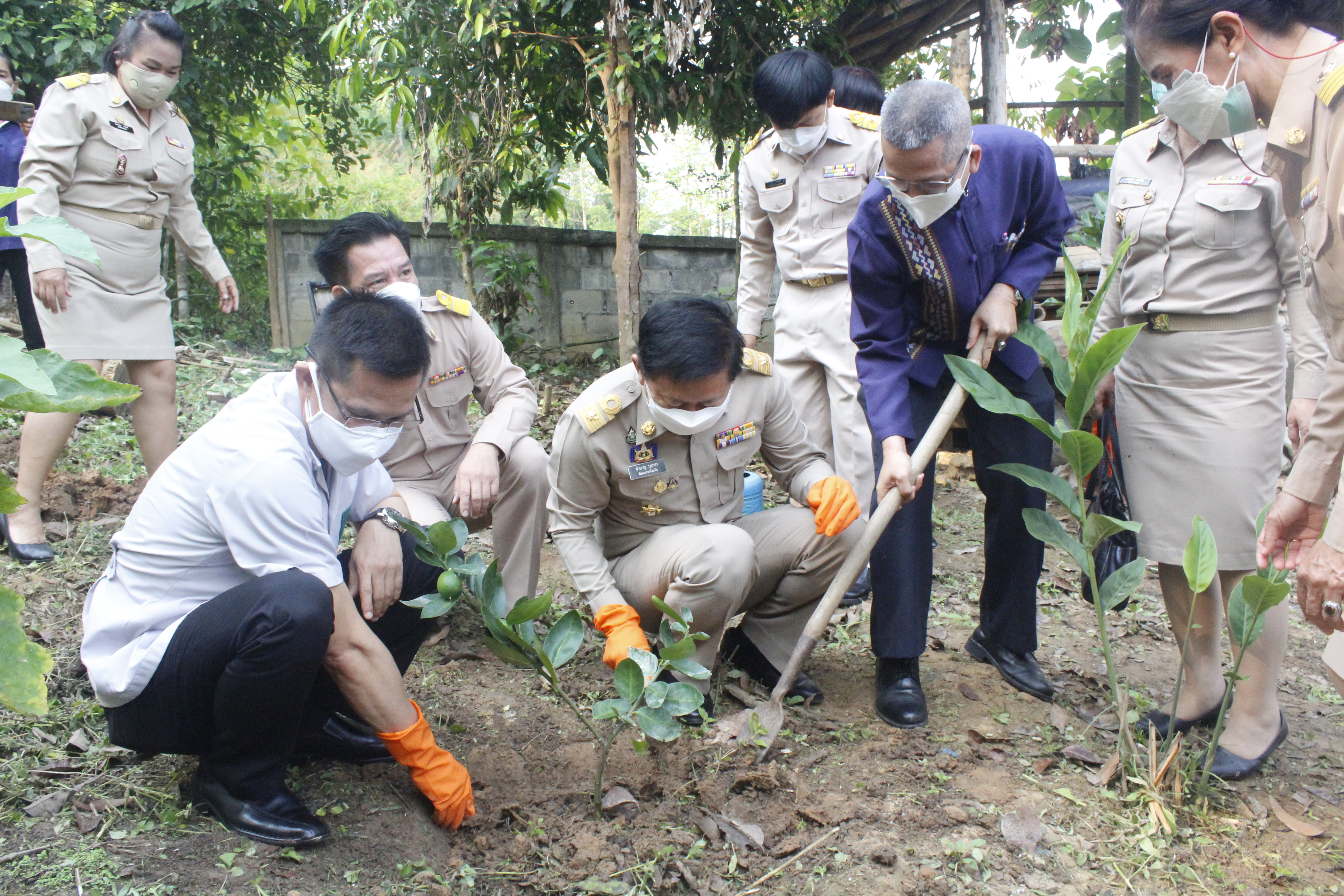 @ที่นี่เมืองน่าน@ พช.น่าน ร่วมมอบสิ่งของให้ครัวเรือนในการขจัดความยากจนและพัฒนาคนทุกช่วงวัยอย่างยั่งยืนตามหลักปรัชญาของเศรษฐกิจพอเพียง