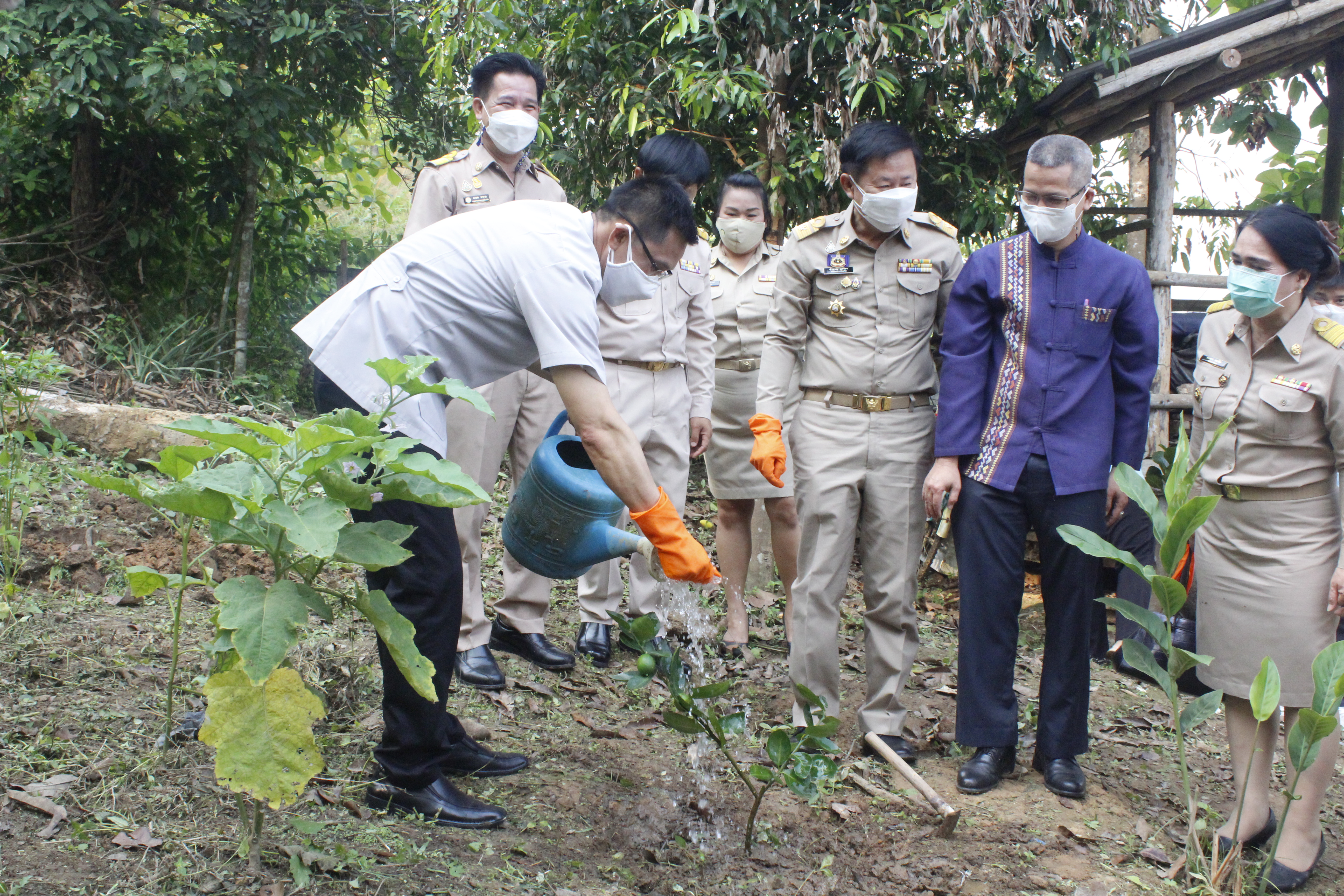 @ที่นี่เมืองน่าน@ พช.น่าน ร่วมมอบสิ่งของให้ครัวเรือนในการขจัดความยากจนและพัฒนาคนทุกช่วงวัยอย่างยั่งยืนตามหลักปรัชญาของเศรษฐกิจพอเพียง