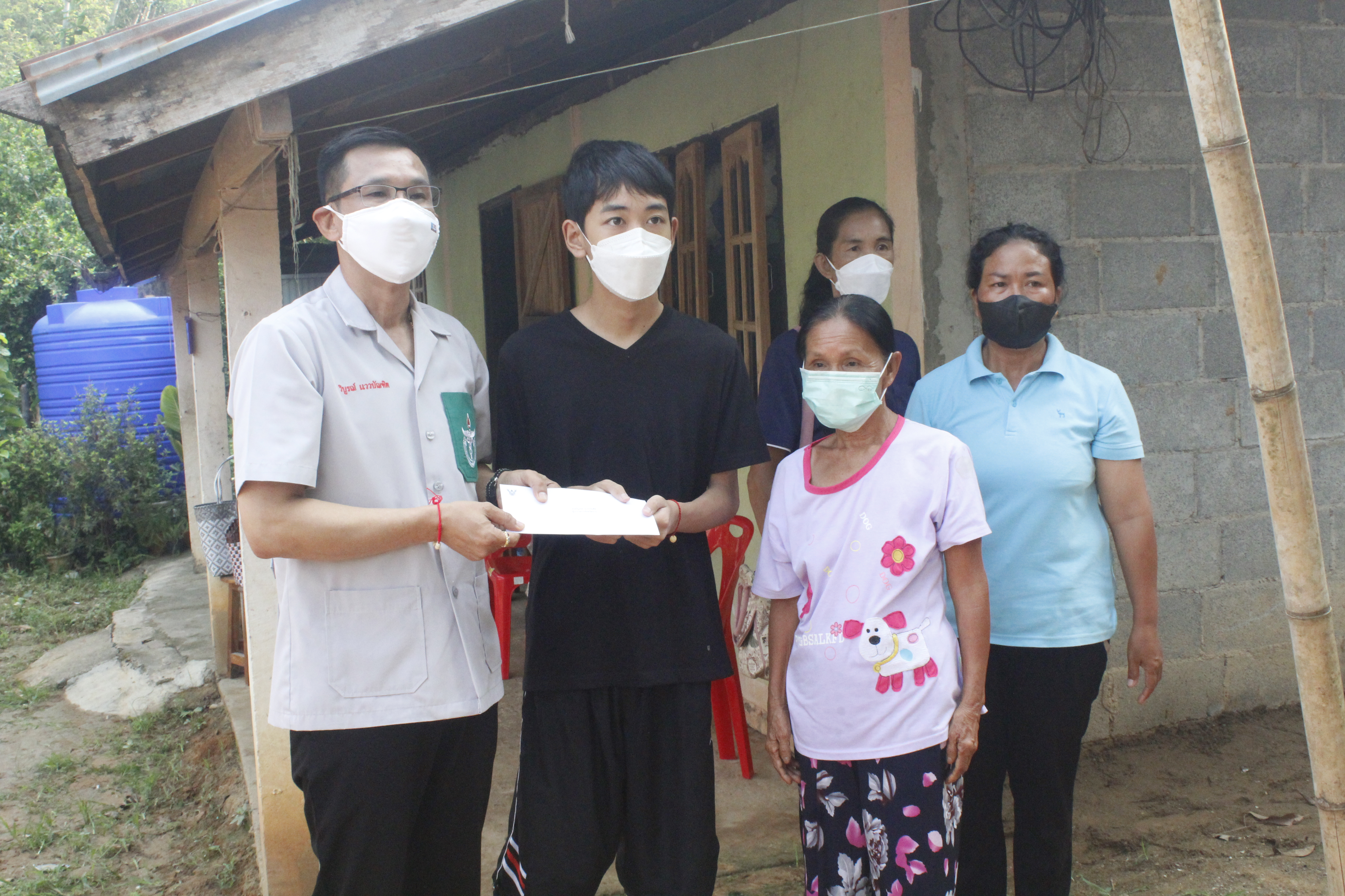 @ที่นี่เมืองน่าน@ พช.น่าน ร่วมมอบสิ่งของให้ครัวเรือนในการขจัดความยากจนและพัฒนาคนทุกช่วงวัยอย่างยั่งยืนตามหลักปรัชญาของเศรษฐกิจพอเพียง