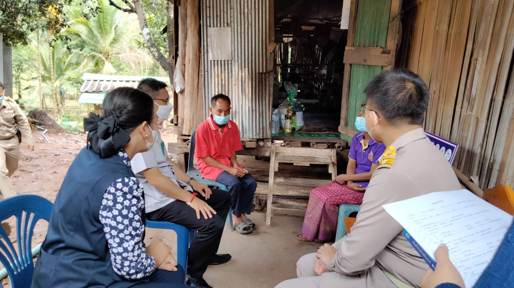 จังหวัดน่าน มอบสิ่งของให้ครัวเรือนในการขจัดความยากจนและพัฒนาคนทุกช่วงวัยอย่างยั่งยืนตามหลักปรัชญาเศรษฐกิจพอเพียง