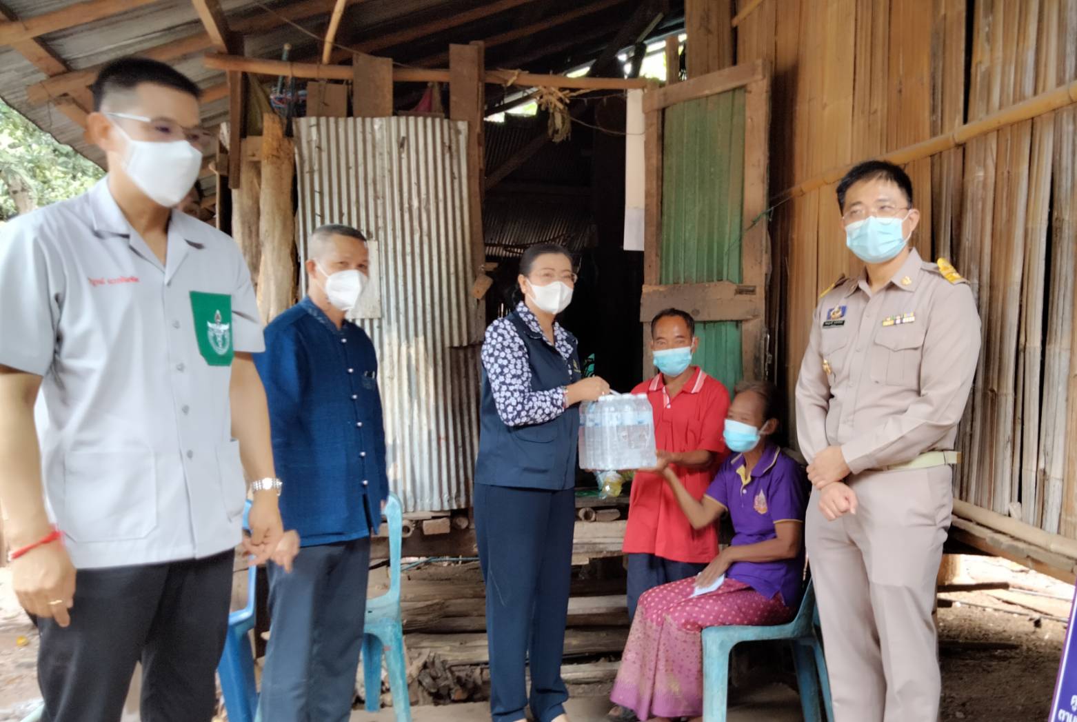 จังหวัดน่าน มอบสิ่งของให้ครัวเรือนในการขจัดความยากจนและพัฒนาคนทุกช่วงวัยอย่างยั่งยืนตามหลักปรัชญาเศรษฐกิจพอเพียง