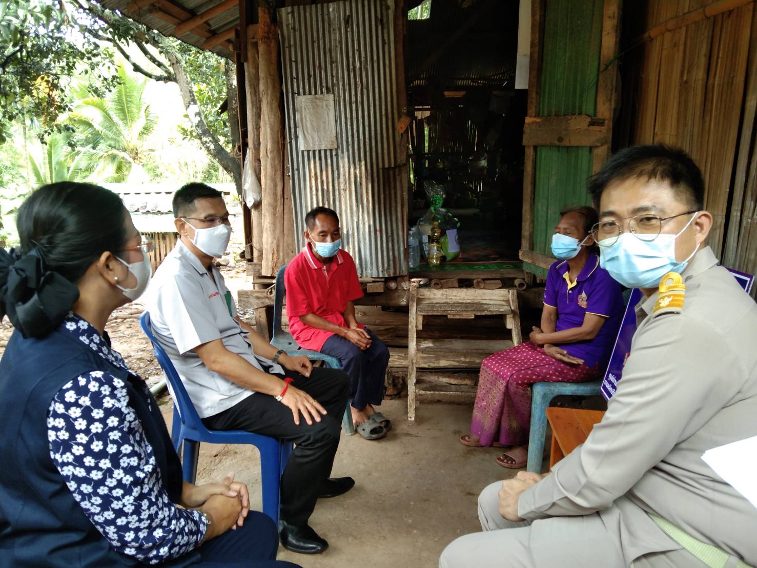 จังหวัดน่าน มอบสิ่งของให้ครัวเรือนในการขจัดความยากจนและพัฒนาคนทุกช่วงวัยอย่างยั่งยืนตามหลักปรัชญาเศรษฐกิจพอเพียง