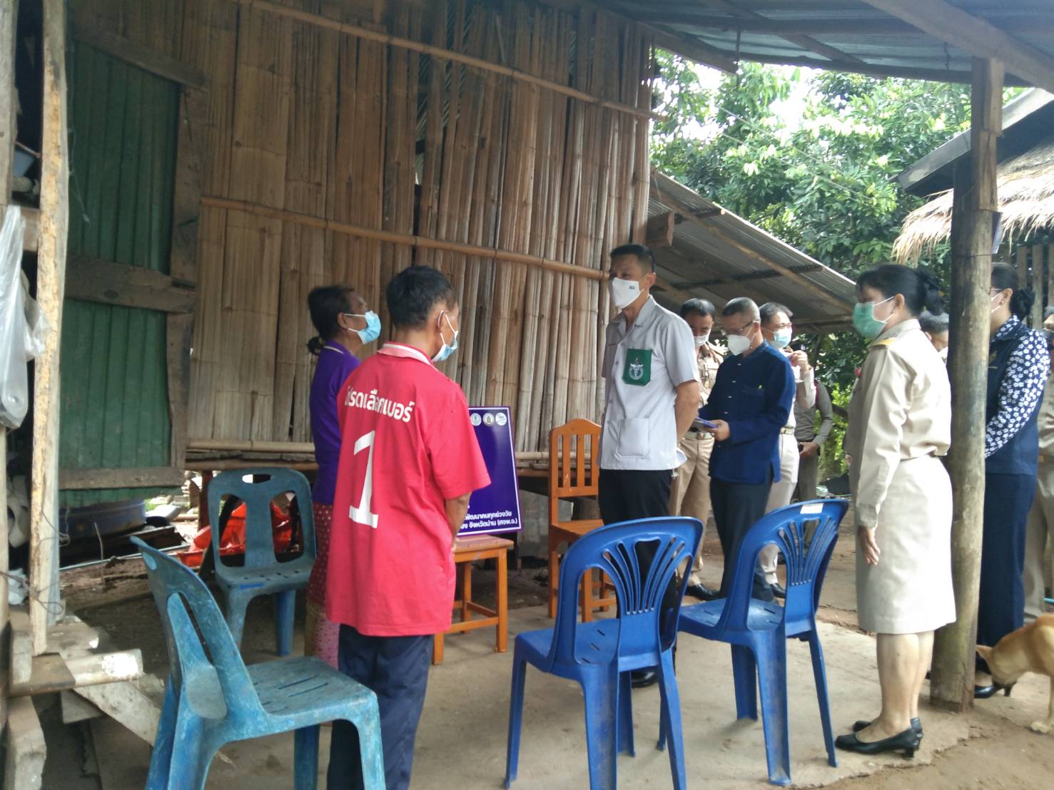 จังหวัดน่าน มอบสิ่งของให้ครัวเรือนในการขจัดความยากจนและพัฒนาคนทุกช่วงวัยอย่างยั่งยืนตามหลักปรัชญาเศรษฐกิจพอเพียง