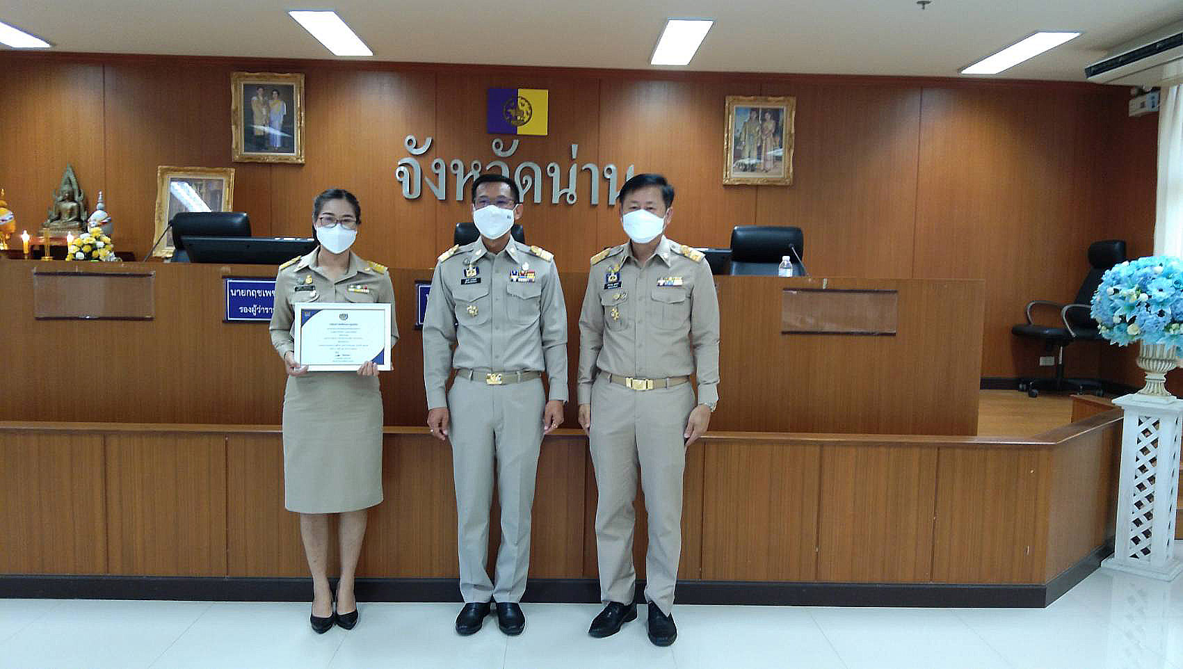 พช.น่าน ร่วมประชุมหัวหน้าส่วนราชการจังหวัดน่าน ประจำเดือนพฤษภาคม 2565 และมอบเกียรติบัตรแก่ตำบลสารสนเทศ และรางวัลองค์ความรู้ดีเด่น (เรื่องเล่าเร้าพลัง)