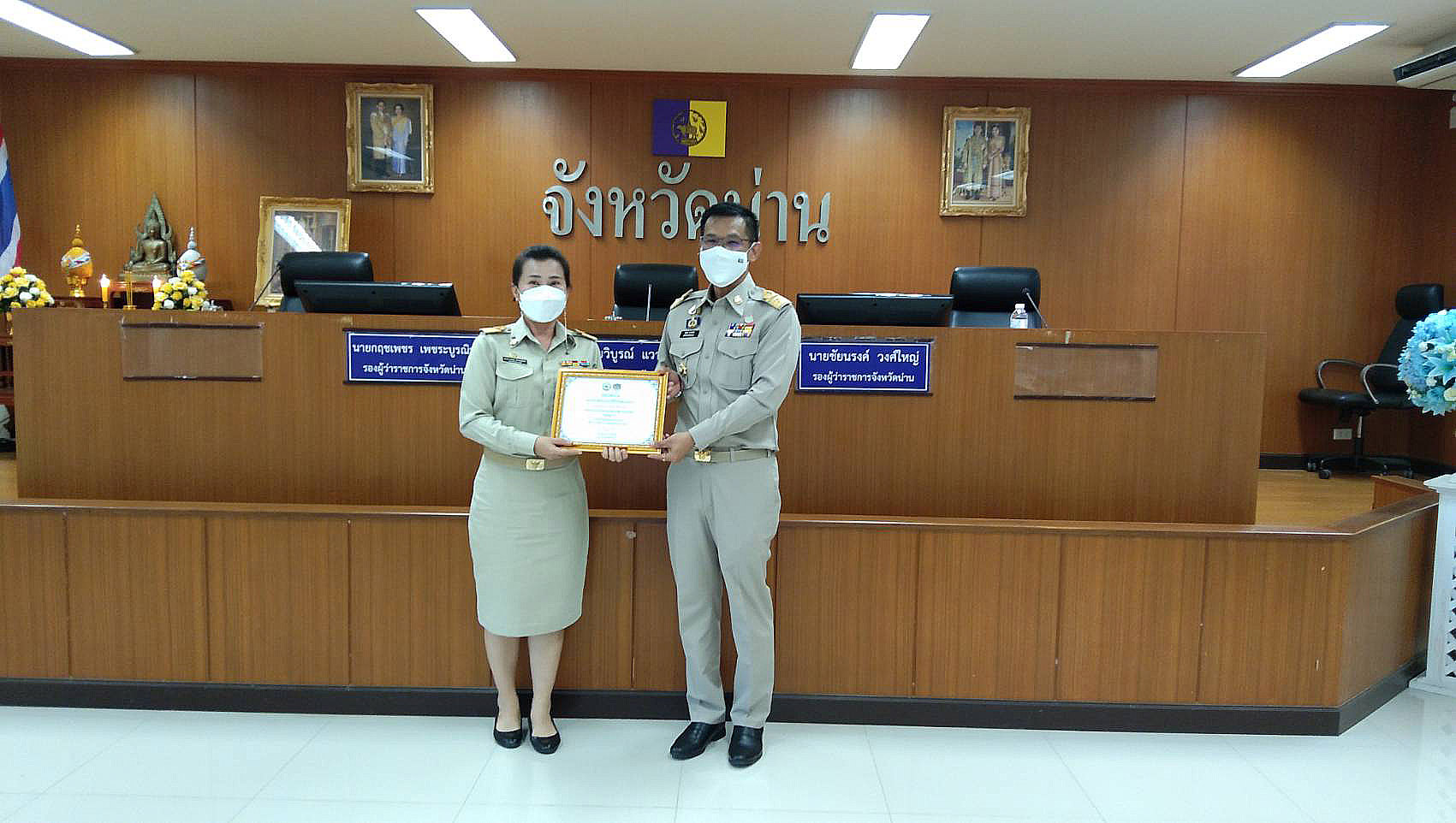 พช.น่าน ร่วมประชุมหัวหน้าส่วนราชการจังหวัดน่าน ประจำเดือนพฤษภาคม 2565 และมอบเกียรติบัตรแก่ตำบลสารสนเทศ และรางวัลองค์ความรู้ดีเด่น (เรื่องเล่าเร้าพลัง)