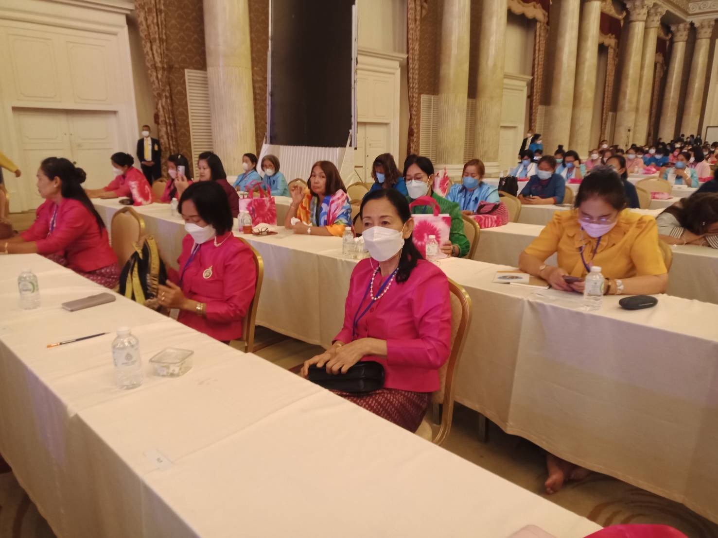 จังหวัดน่าน ร่วมพิธีเปิดและรับฟังการบรรยายพิเศษตามโครงการกองทุนพัฒนาบทบาทสตรี สร้างโอกาสด้านอาชีพ สร้างสรรค์บทบาทสตรี สู่ความเข้มแข็งในชุมชน