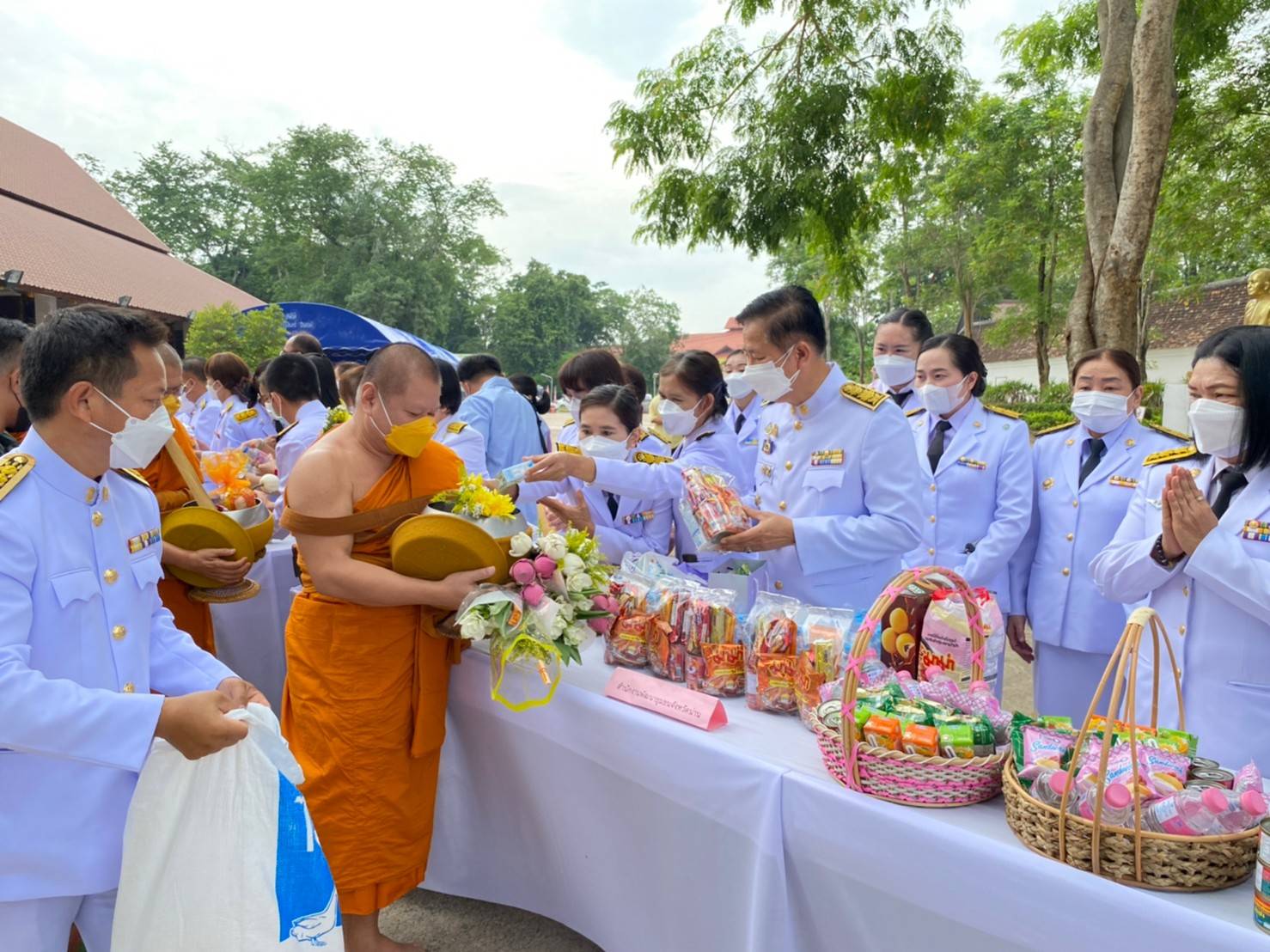 จังหวัดน่าน ประกอบพิธีทำบุญตักบาตรถวายเป็นพระราชกุศล เฉลิมพระเกียรติสมเด็จพระนางเจ้าสุทิดา พัชรสุธาพิมลลักษณ์ พระบรมราชินี เนื่องในโอกาสวันเฉลิมพระชนมพรรษา 44 พรรษา 3 มิถุนายน 2565