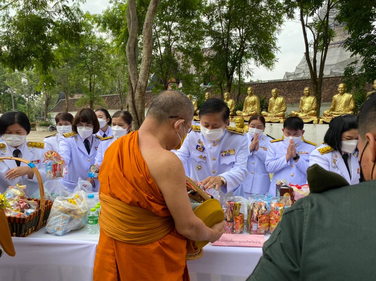 จังหวัดน่าน ประกอบพิธีทำบุญตักบาตรถวายเป็นพระราชกุศล เฉลิมพระเกียรติสมเด็จพระนางเจ้าสุทิดา พัชรสุธาพิมลลักษณ์ พระบรมราชินี เนื่องในโอกาสวันเฉลิมพระชนมพรรษา 44 พรรษา 3 มิถุนายน 2565