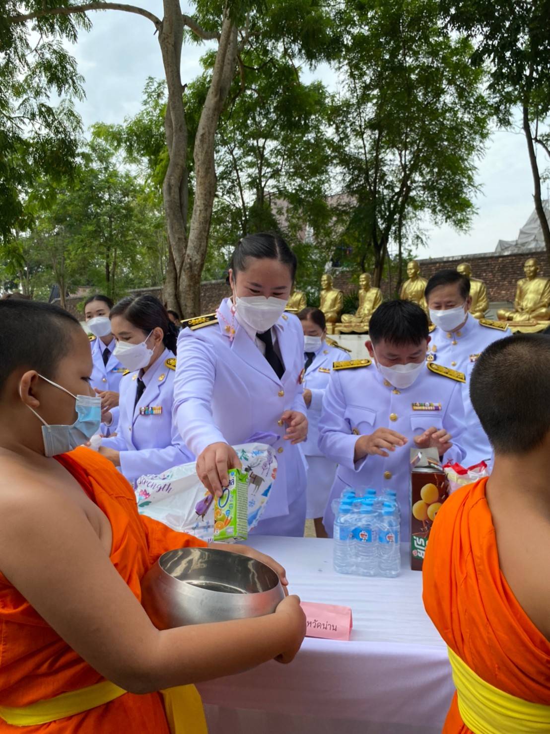 จังหวัดน่าน ประกอบพิธีทำบุญตักบาตรถวายเป็นพระราชกุศล เฉลิมพระเกียรติสมเด็จพระนางเจ้าสุทิดา พัชรสุธาพิมลลักษณ์ พระบรมราชินี เนื่องในโอกาสวันเฉลิมพระชนมพรรษา 44 พรรษา 3 มิถุนายน 2565
