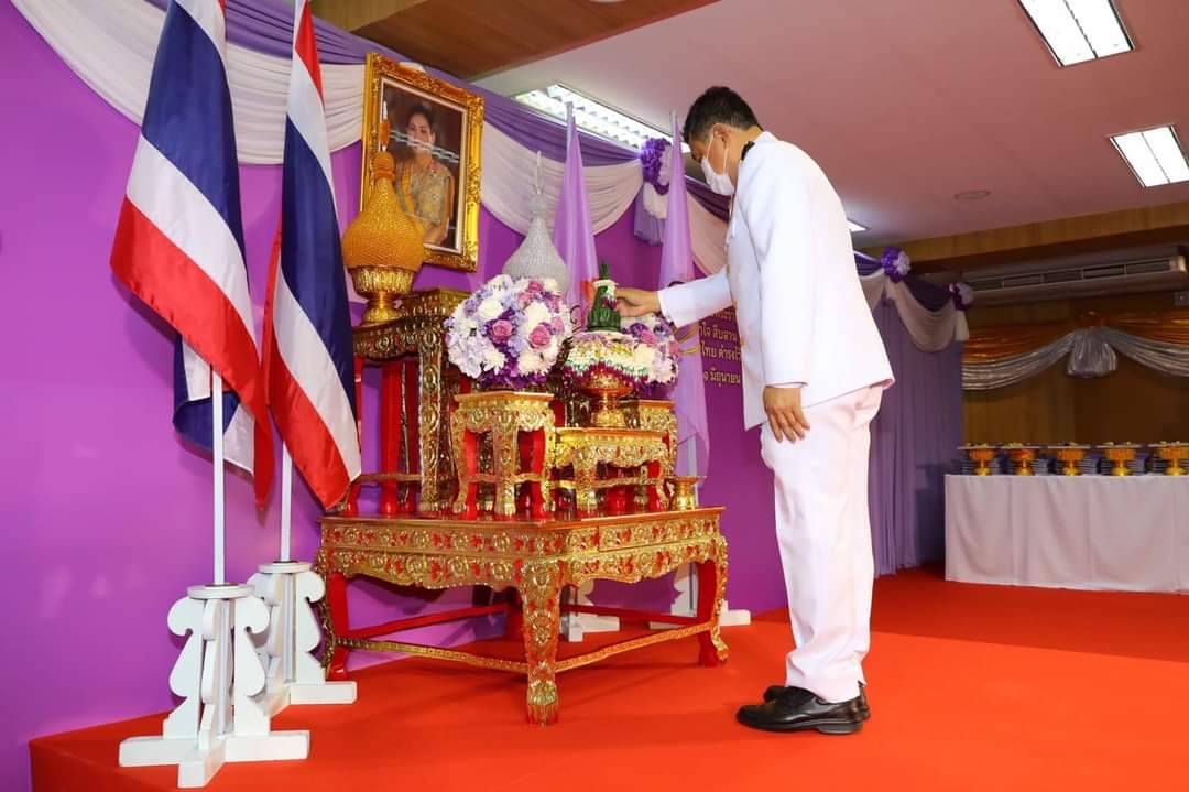 กระทรวงมหาดไทย โดยกรมการพัฒนาชุมชน จัดพิธีมอบหนังสือพระราชทาน รวมน้ำใจ สืบสาน อนุรักษ์ศิลป์ผ้าถิ่นไทย ดำรงไว้ในแผ่นดิน แก่กลุ่มทอผ้าอัตลักษณ์ ประจำท้องถิ่นทั่วประเทศ สร้างขวัญกำลังใจร่วมกันรักษามรดกภูมิปัญญาให้คงอยู่อย่างยั่งยืน