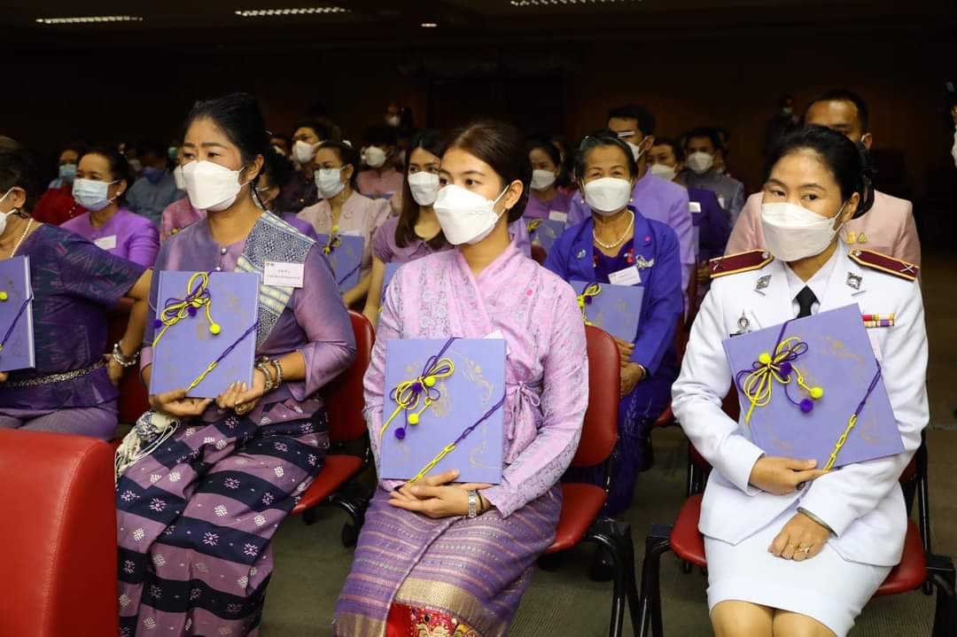 กระทรวงมหาดไทย โดยกรมการพัฒนาชุมชน จัดพิธีมอบหนังสือพระราชทาน รวมน้ำใจ สืบสาน อนุรักษ์ศิลป์ผ้าถิ่นไทย ดำรงไว้ในแผ่นดิน แก่กลุ่มทอผ้าอัตลักษณ์ ประจำท้องถิ่นทั่วประเทศ สร้างขวัญกำลังใจร่วมกันรักษามรดกภูมิปัญญาให้คงอยู่อย่างยั่งยืน