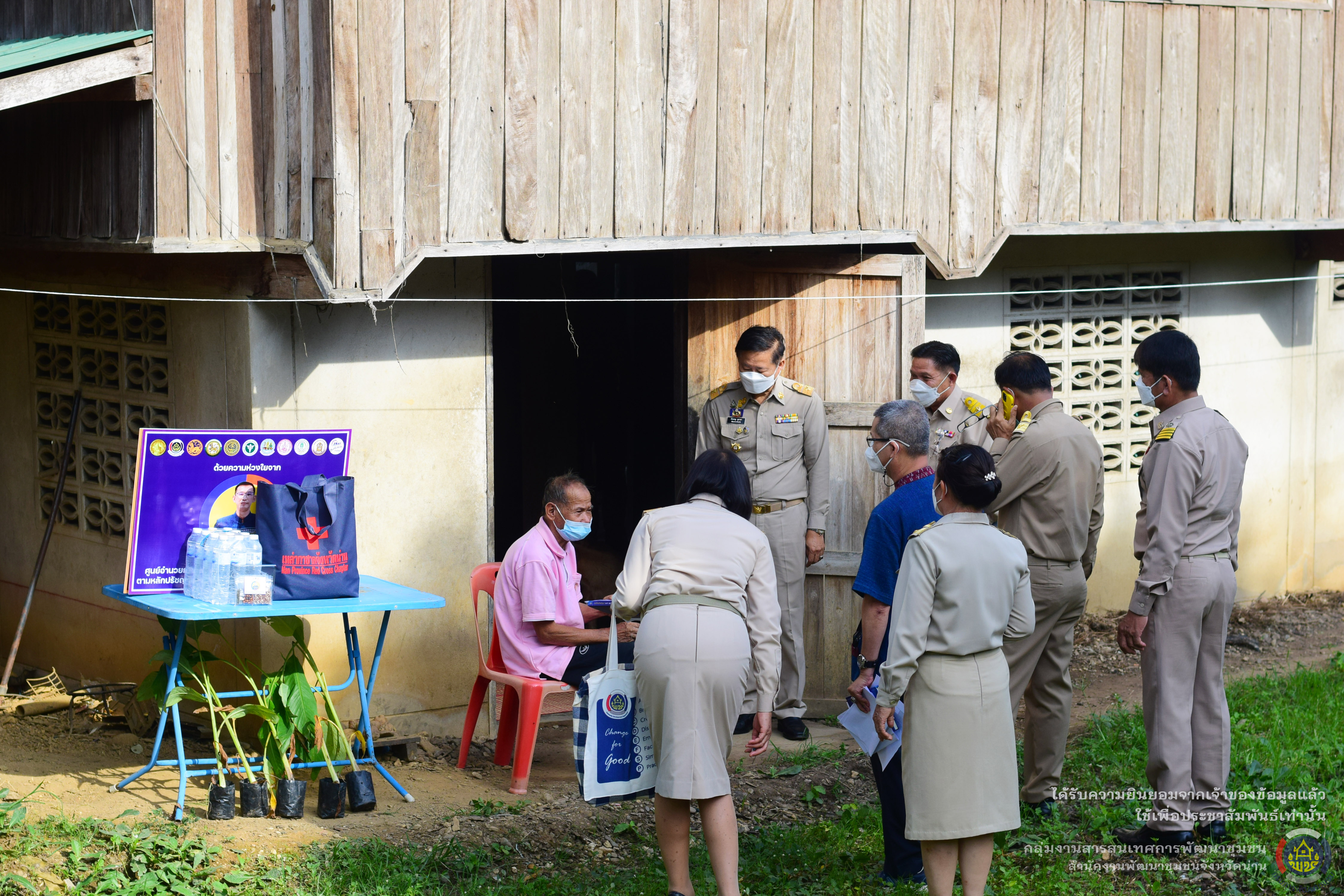 @แก้จนน่าน@ ผู้ว่าราชการจังหวัดน่าน ลงพื้นที่เยี่ยมครัวเรือนยากจนเป้าหมาย TPMAP ปี 2565 ตามโครงการขจัดความยากจนและพัฒนาคนทุกช่วงวัยอย่างยั่งยืนตามหลักปรัชญาของเศรษฐกิจพอเพียง พื้นที่อำเภอท่าวังผา จังหวัดน่าน