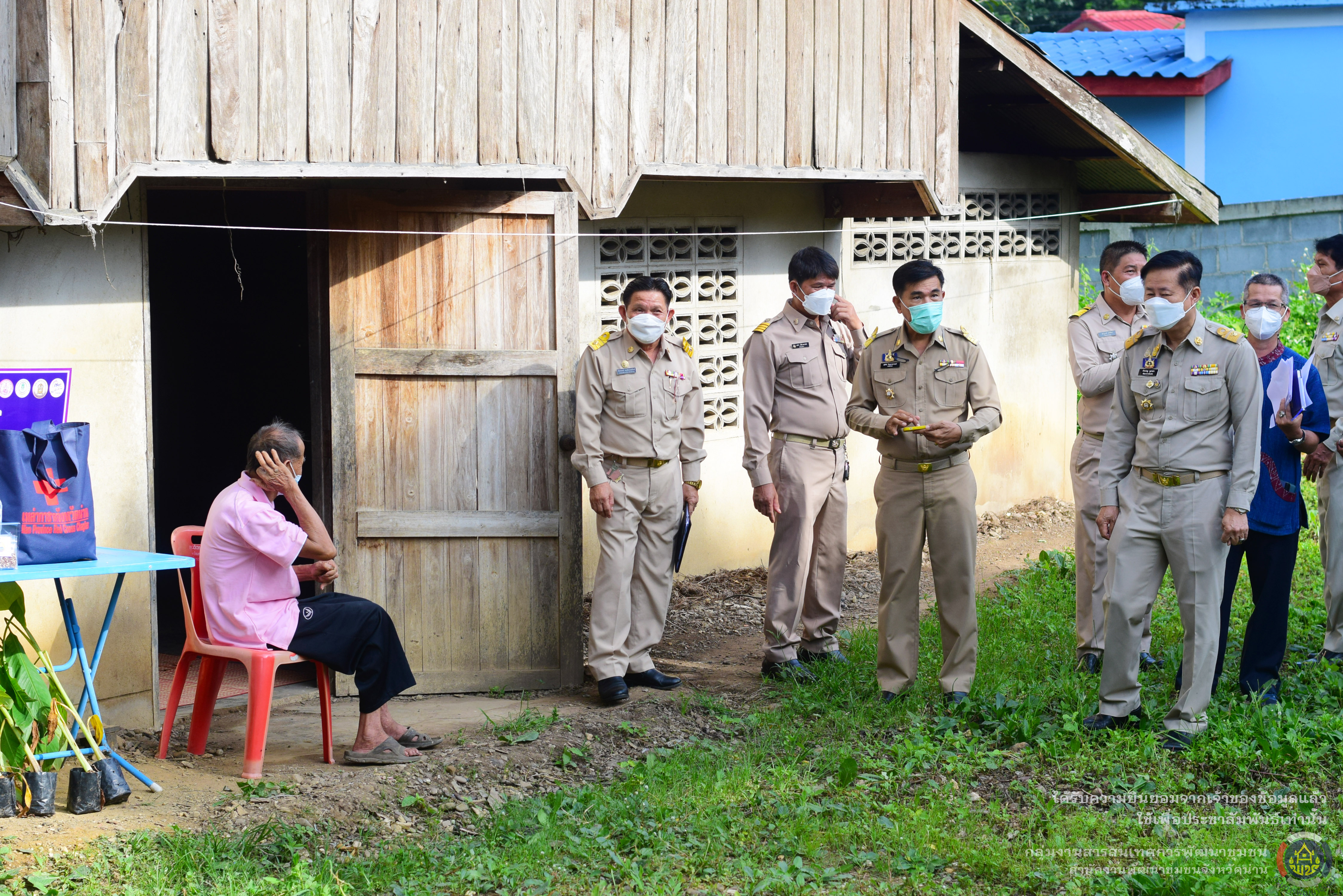 @แก้จนน่าน@ ผู้ว่าราชการจังหวัดน่าน ลงพื้นที่เยี่ยมครัวเรือนยากจนเป้าหมาย TPMAP ปี 2565 ตามโครงการขจัดความยากจนและพัฒนาคนทุกช่วงวัยอย่างยั่งยืนตามหลักปรัชญาของเศรษฐกิจพอเพียง พื้นที่อำเภอท่าวังผา จังหวัดน่าน