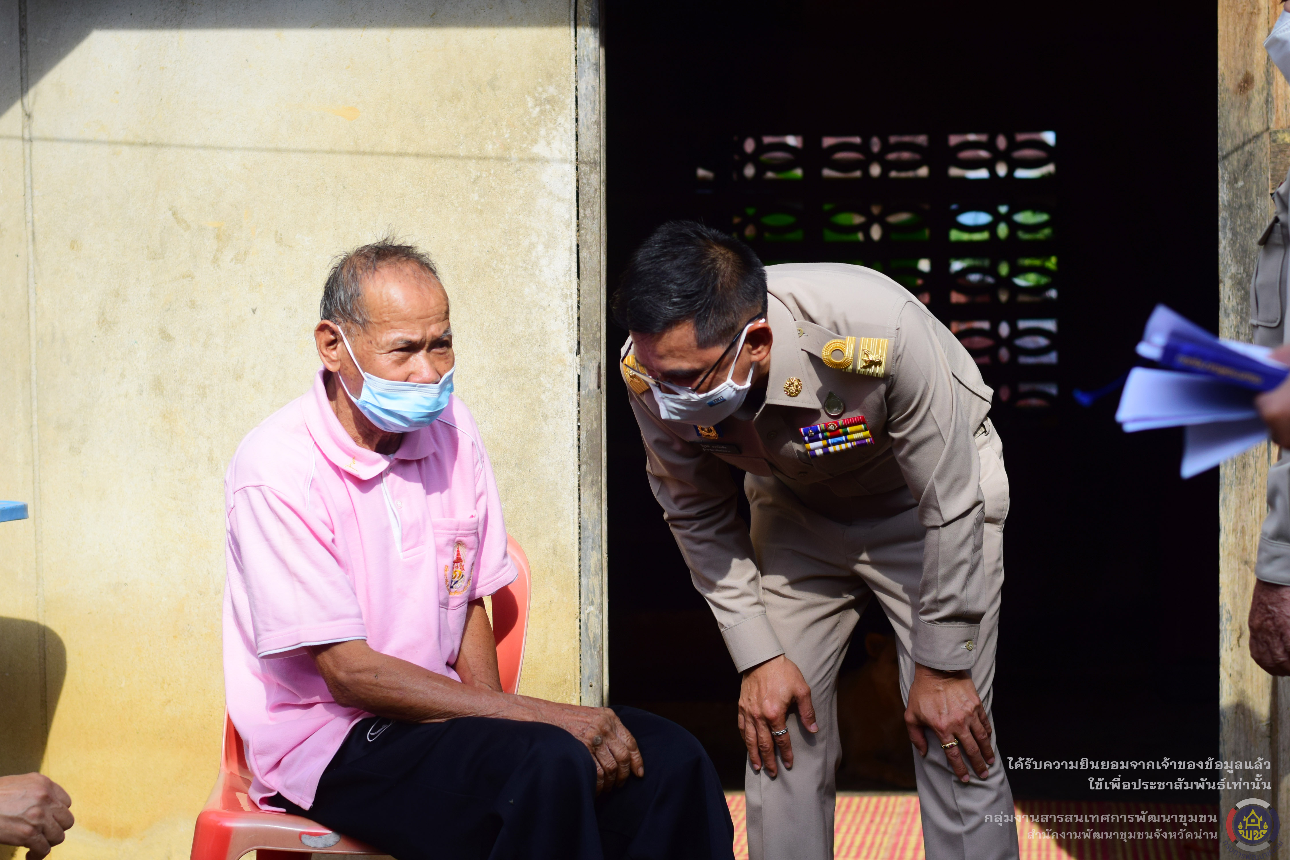 @แก้จนน่าน@ ผู้ว่าราชการจังหวัดน่าน ลงพื้นที่เยี่ยมครัวเรือนยากจนเป้าหมาย TPMAP ปี 2565 ตามโครงการขจัดความยากจนและพัฒนาคนทุกช่วงวัยอย่างยั่งยืนตามหลักปรัชญาของเศรษฐกิจพอเพียง พื้นที่อำเภอท่าวังผา จังหวัดน่าน