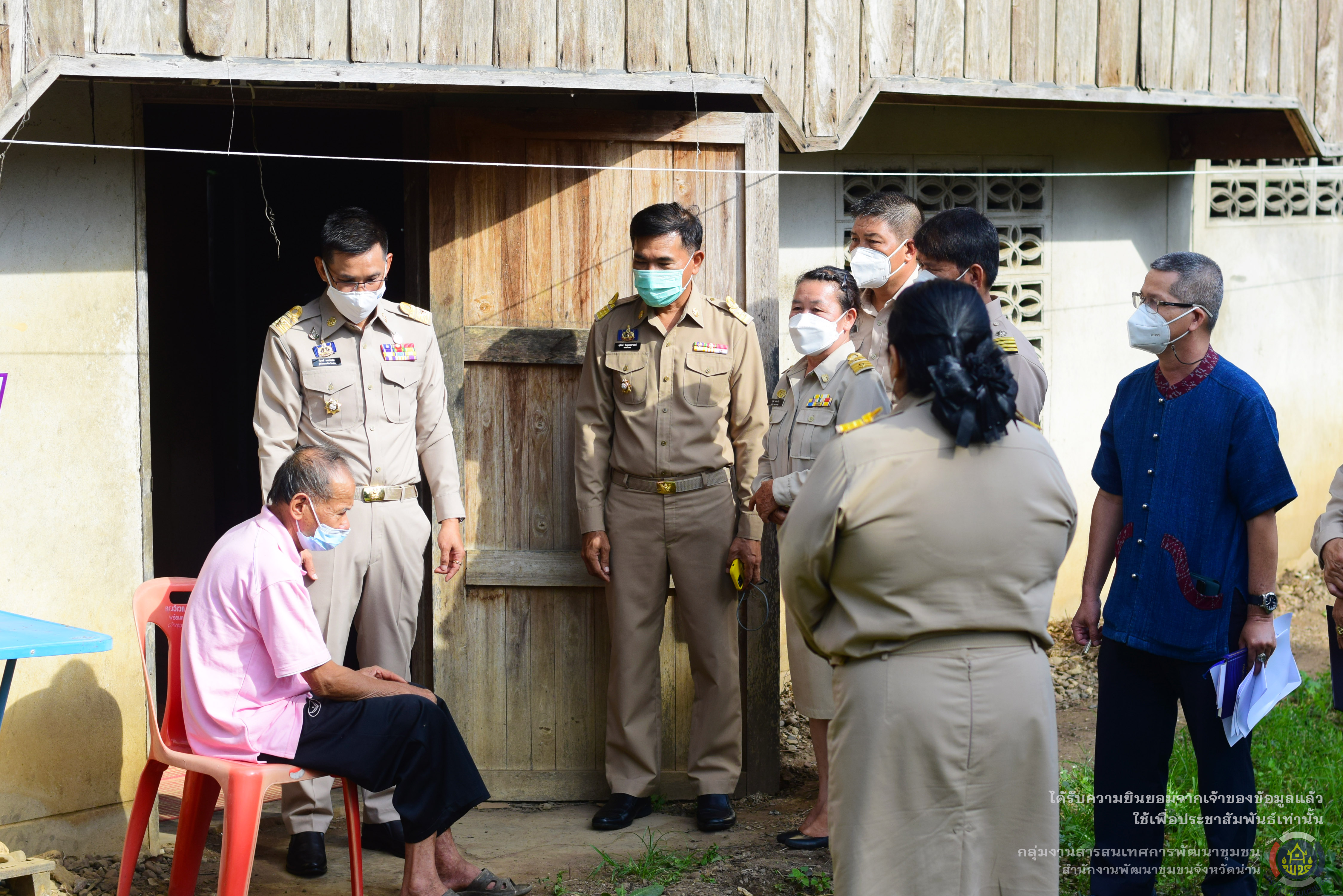 @แก้จนน่าน@ ผู้ว่าราชการจังหวัดน่าน ลงพื้นที่เยี่ยมครัวเรือนยากจนเป้าหมาย TPMAP ปี 2565 ตามโครงการขจัดความยากจนและพัฒนาคนทุกช่วงวัยอย่างยั่งยืนตามหลักปรัชญาของเศรษฐกิจพอเพียง พื้นที่อำเภอท่าวังผา จังหวัดน่าน