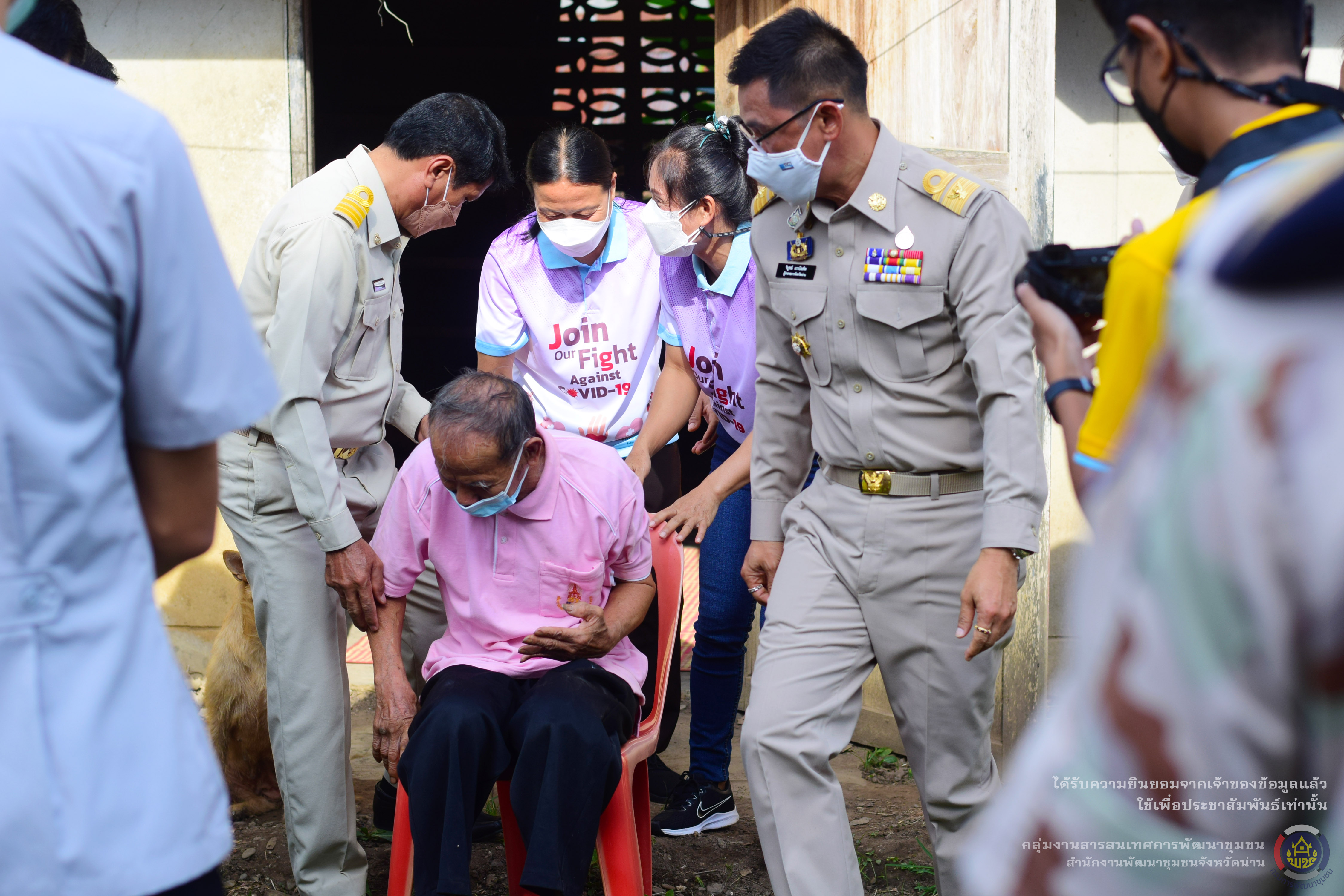 @แก้จนน่าน@ ผู้ว่าราชการจังหวัดน่าน ลงพื้นที่เยี่ยมครัวเรือนยากจนเป้าหมาย TPMAP ปี 2565 ตามโครงการขจัดความยากจนและพัฒนาคนทุกช่วงวัยอย่างยั่งยืนตามหลักปรัชญาของเศรษฐกิจพอเพียง พื้นที่อำเภอท่าวังผา จังหวัดน่าน