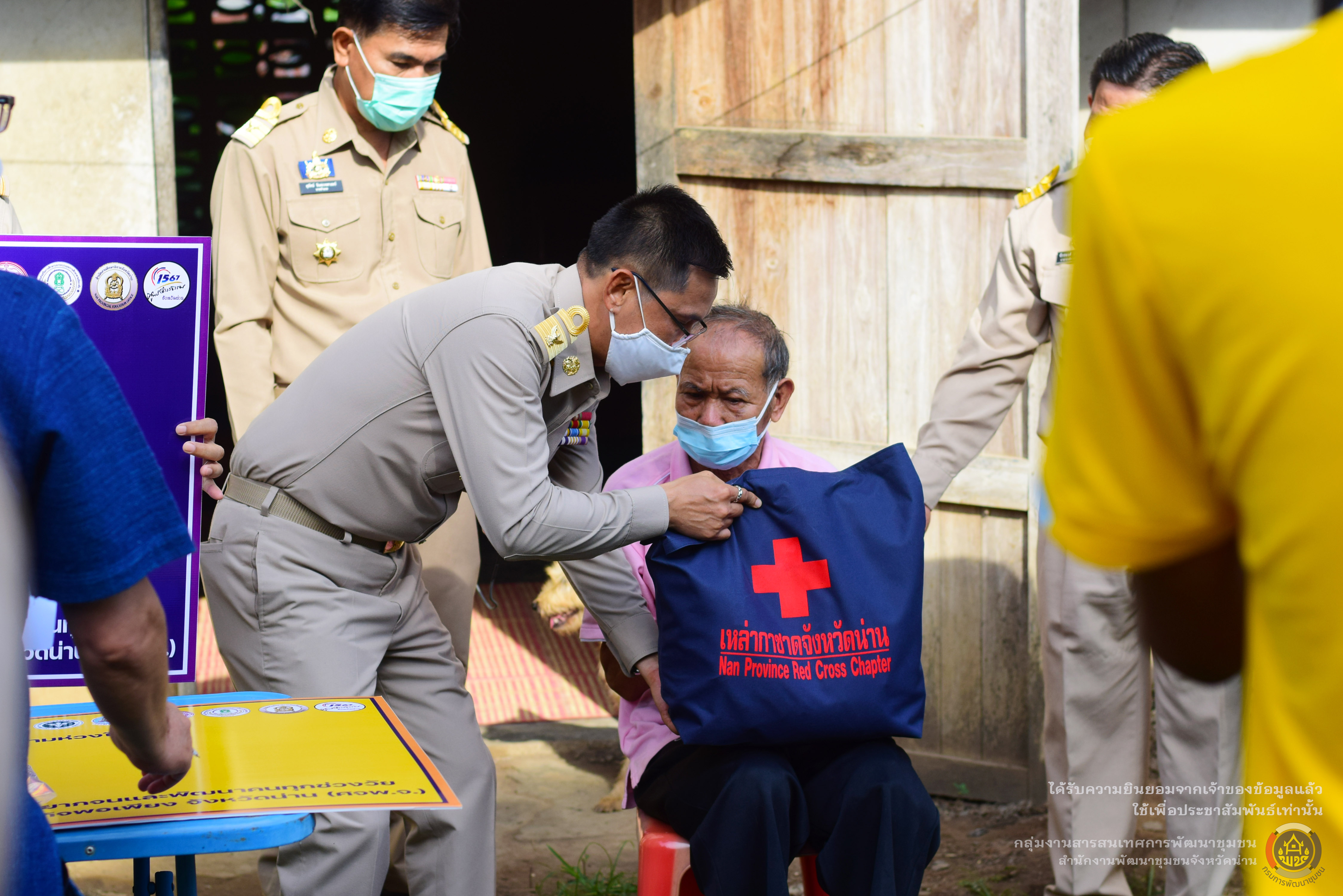 @แก้จนน่าน@ ผู้ว่าราชการจังหวัดน่าน ลงพื้นที่เยี่ยมครัวเรือนยากจนเป้าหมาย TPMAP ปี 2565 ตามโครงการขจัดความยากจนและพัฒนาคนทุกช่วงวัยอย่างยั่งยืนตามหลักปรัชญาของเศรษฐกิจพอเพียง พื้นที่อำเภอท่าวังผา จังหวัดน่าน