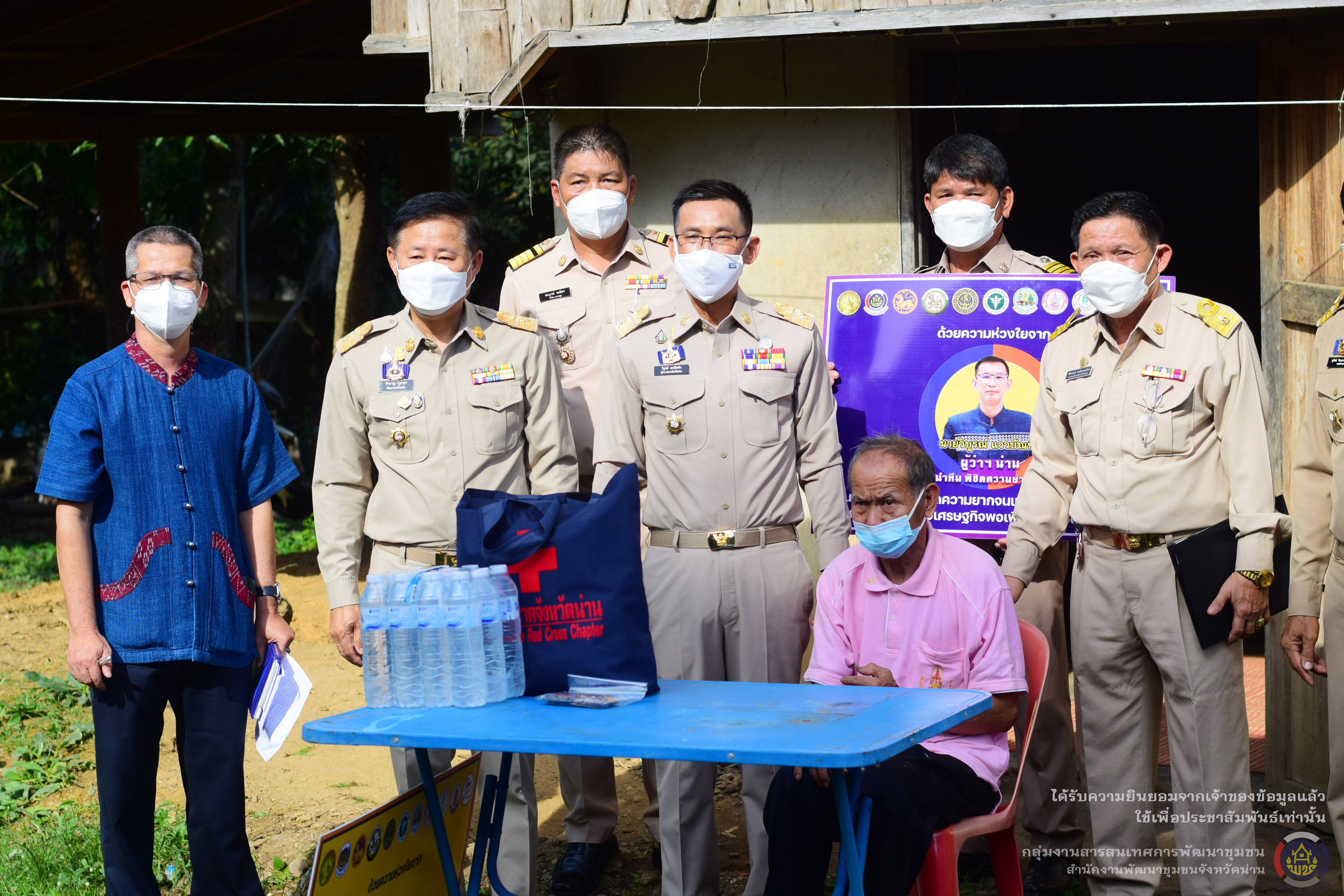 @แก้จนน่าน@ ผู้ว่าราชการจังหวัดน่าน ลงพื้นที่เยี่ยมครัวเรือนยากจนเป้าหมาย TPMAP ปี 2565 ตามโครงการขจัดความยากจนและพัฒนาคนทุกช่วงวัยอย่างยั่งยืนตามหลักปรัชญาของเศรษฐกิจพอเพียง พื้นที่อำเภอท่าวังผา จังหวัดน่าน