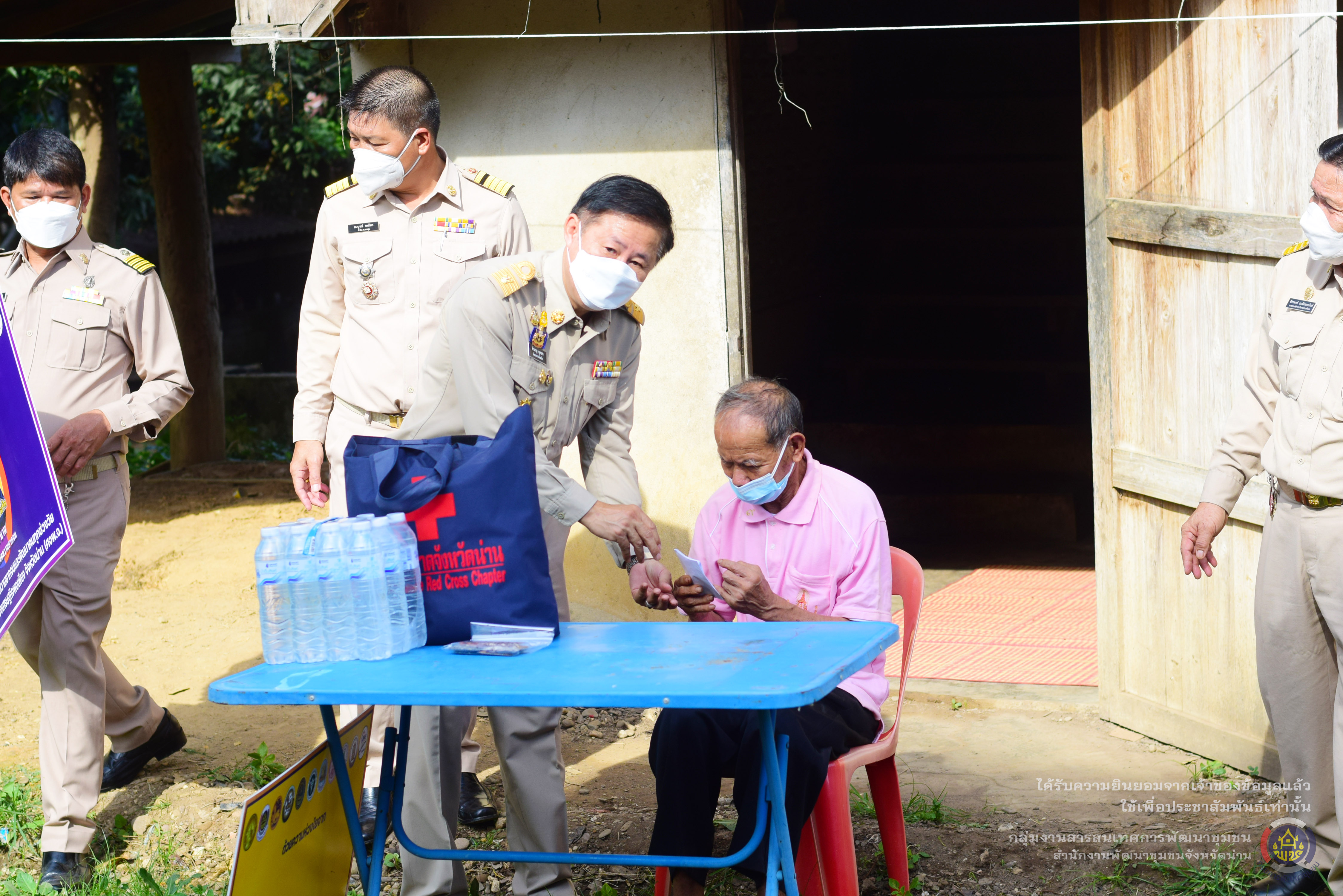 @แก้จนน่าน@ ผู้ว่าราชการจังหวัดน่าน ลงพื้นที่เยี่ยมครัวเรือนยากจนเป้าหมาย TPMAP ปี 2565 ตามโครงการขจัดความยากจนและพัฒนาคนทุกช่วงวัยอย่างยั่งยืนตามหลักปรัชญาของเศรษฐกิจพอเพียง พื้นที่อำเภอท่าวังผา จังหวัดน่าน