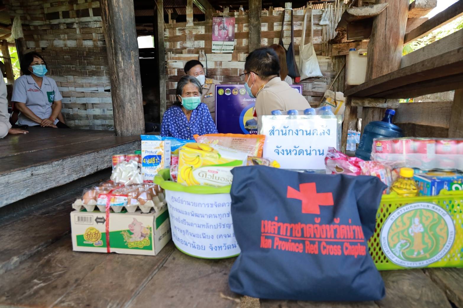 “จังหวัดน่าน” ผู้ว่าราชการจังหวัดน่าน นำส่วนราชการ เยี่ยมครัวเรือนเป้าหมาย TPMAP ปี 2565 ตามโครงการขจัดความยากจนและพัฒนาคนทุกช่วงวัยอย่างยั่งยืนตามหลักปรัชญาของเศรษฐกิจพอเพียง พื้นที่อำเภอนาน้อย จังหวัดน่าน