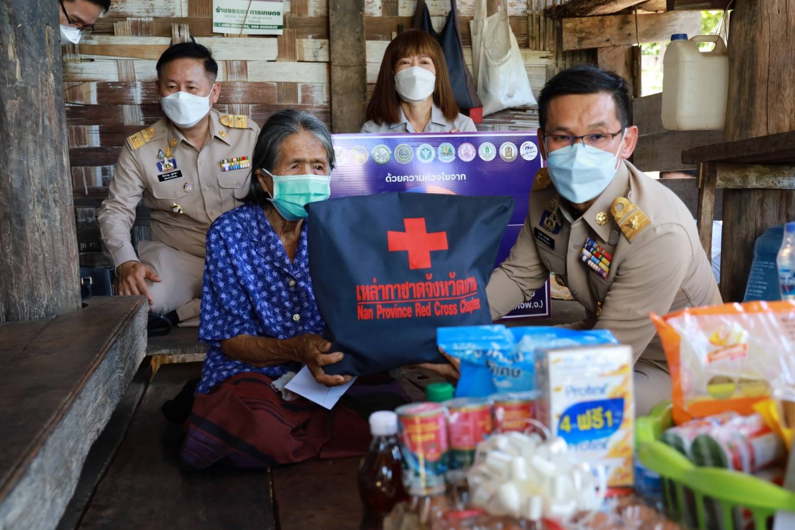 “จังหวัดน่าน” ผู้ว่าราชการจังหวัดน่าน นำส่วนราชการ เยี่ยมครัวเรือนเป้าหมาย TPMAP ปี 2565 ตามโครงการขจัดความยากจนและพัฒนาคนทุกช่วงวัยอย่างยั่งยืนตามหลักปรัชญาของเศรษฐกิจพอเพียง พื้นที่อำเภอนาน้อย จังหวัดน่าน