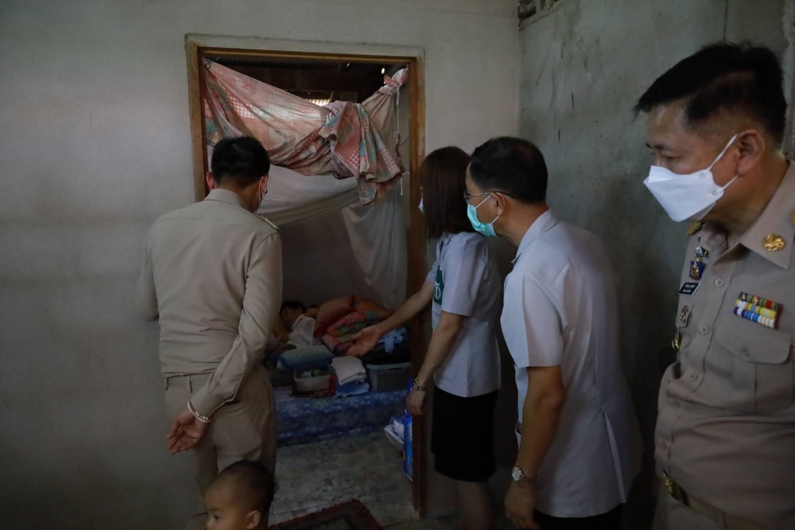 “จังหวัดน่าน” ผู้ว่าราชการจังหวัดน่าน นำส่วนราชการ เยี่ยมครัวเรือนเป้าหมาย TPMAP ปี 2565 ตามโครงการขจัดความยากจนและพัฒนาคนทุกช่วงวัยอย่างยั่งยืนตามหลักปรัชญาของเศรษฐกิจพอเพียง พื้นที่อำเภอนาน้อย จังหวัดน่าน