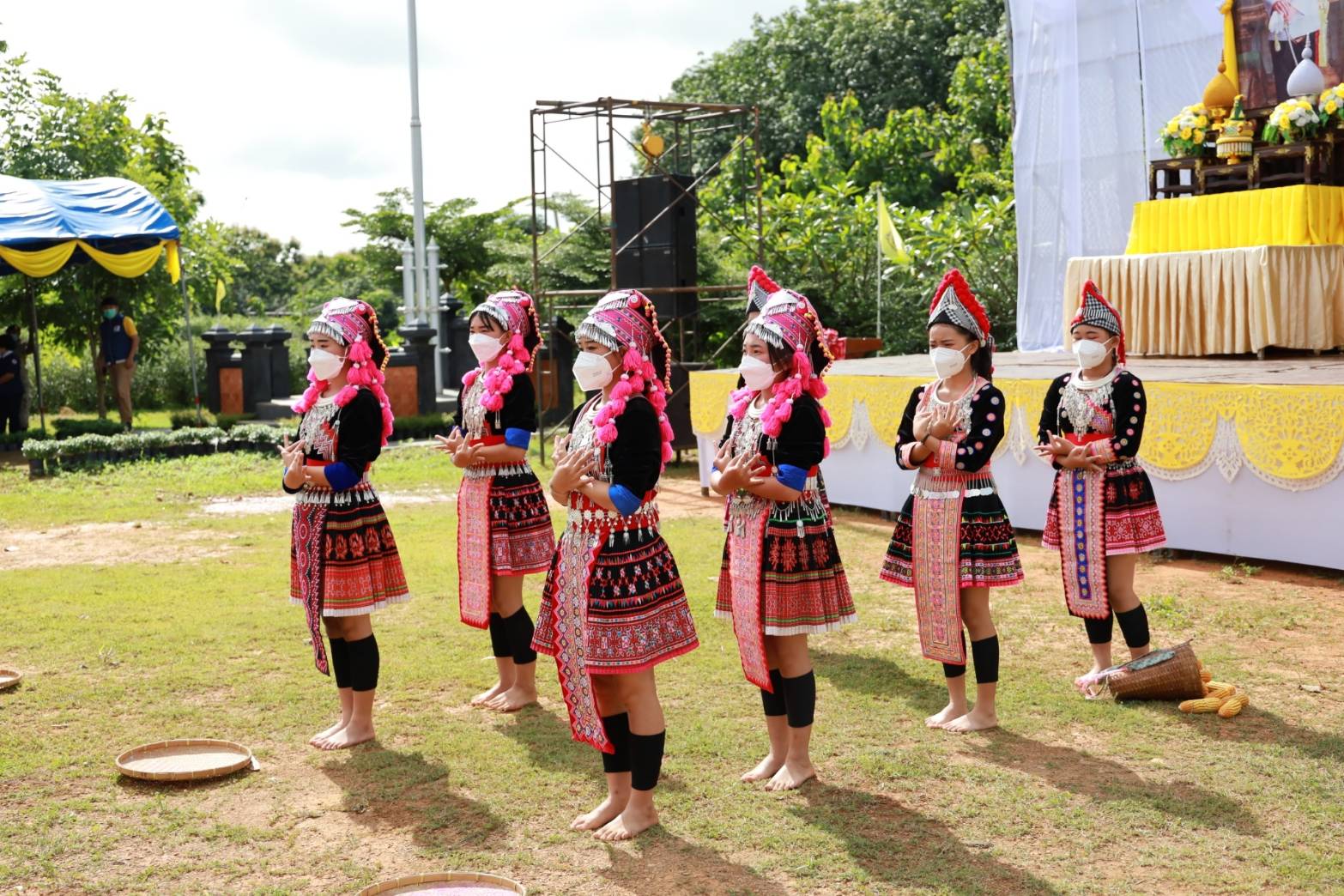 จังหวัดน่าน ระดมหน่วยงานทุกภาคส่วนร่วมออกให้บริการหน่วยแพทย์เคลื่อนที่ พอ.สว. และกิจกรรม “บำบัดทุกข์ บำรุงสุข สร้างรอยยิ้มให้ประชาชน” พื้นที่อำเภอนาน้อย