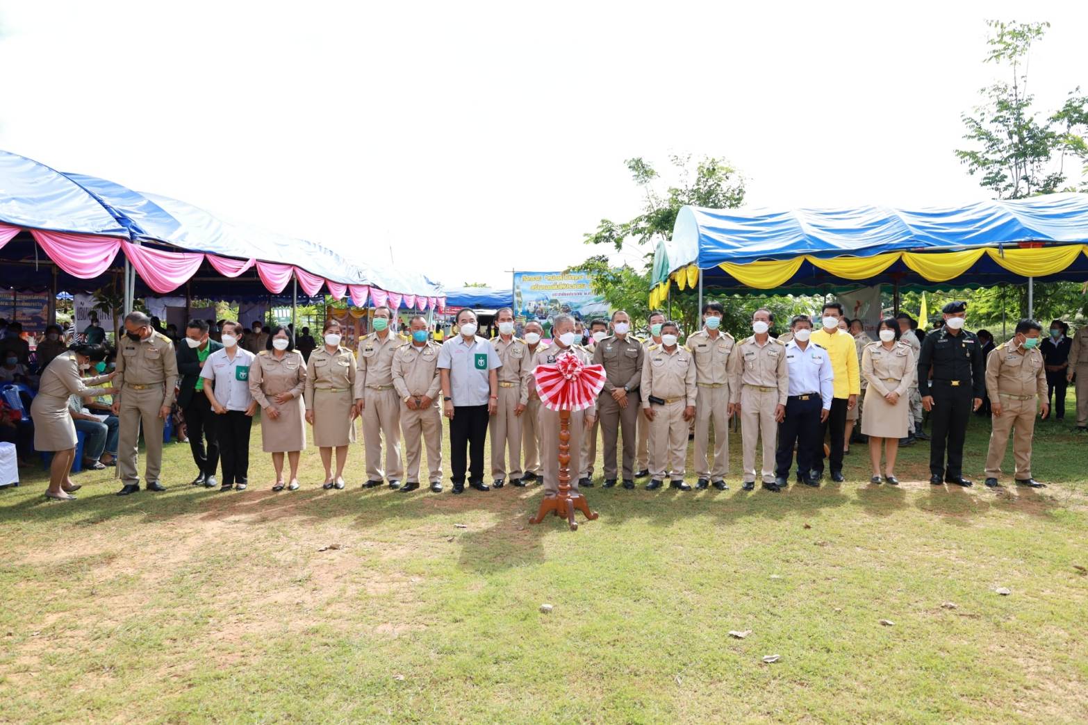 จังหวัดน่าน ระดมหน่วยงานทุกภาคส่วนร่วมออกให้บริการหน่วยแพทย์เคลื่อนที่ พอ.สว. และกิจกรรม “บำบัดทุกข์ บำรุงสุข สร้างรอยยิ้มให้ประชาชน” พื้นที่อำเภอนาน้อย