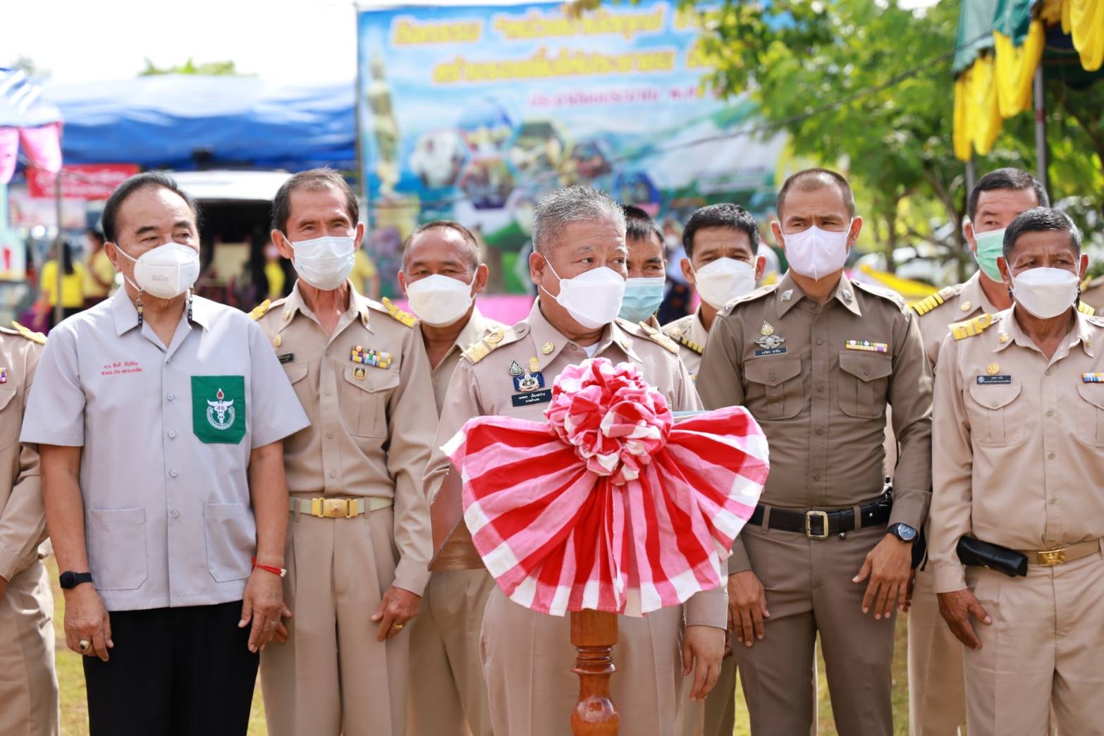 จังหวัดน่าน ระดมหน่วยงานทุกภาคส่วนร่วมออกให้บริการหน่วยแพทย์เคลื่อนที่ พอ.สว. และกิจกรรม “บำบัดทุกข์ บำรุงสุข สร้างรอยยิ้มให้ประชาชน” พื้นที่อำเภอนาน้อย