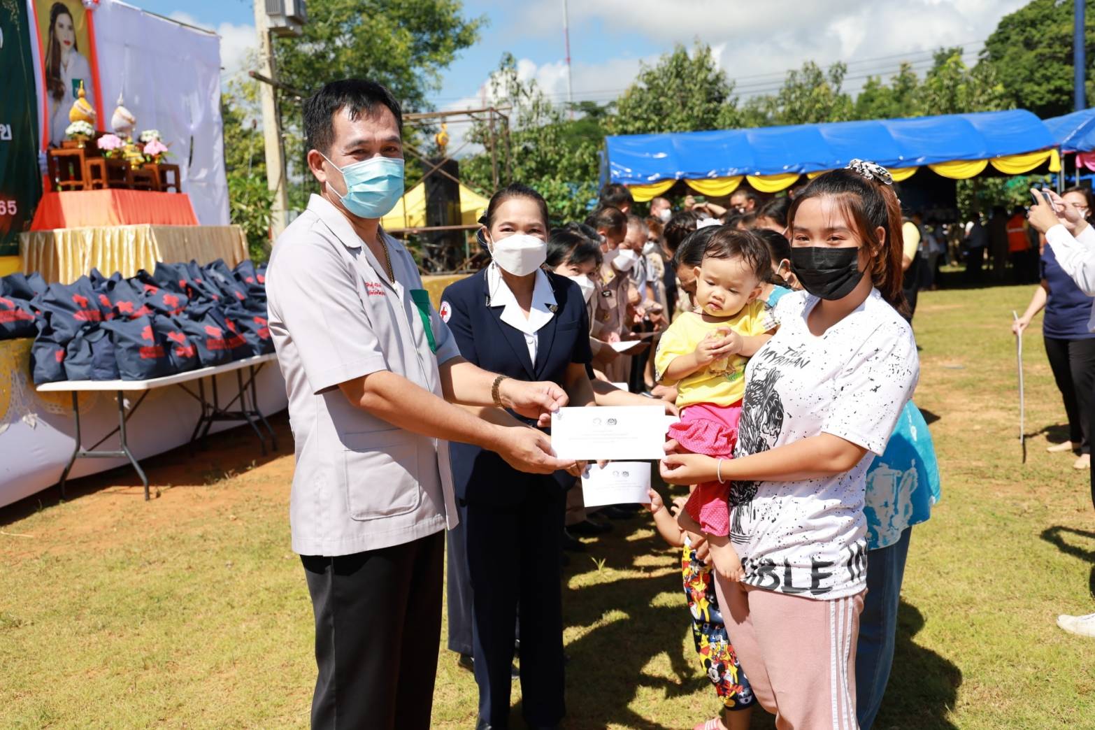 จังหวัดน่าน ระดมหน่วยงานทุกภาคส่วนร่วมออกให้บริการหน่วยแพทย์เคลื่อนที่ พอ.สว. และกิจกรรม “บำบัดทุกข์ บำรุงสุข สร้างรอยยิ้มให้ประชาชน” พื้นที่อำเภอนาน้อย