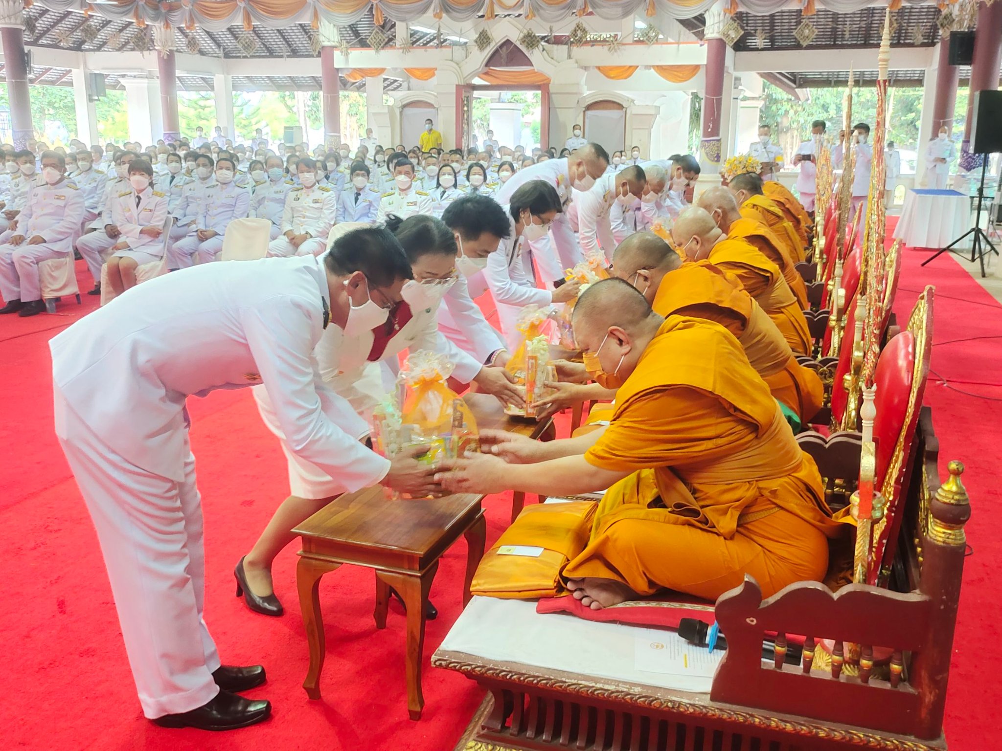 จังหวัดน่าน จัดกิจกรรมวันเฉลิมพระชนมพรรษา พิธีทำบุญตักบาตร ถวายเป็นพระราชกุศล เนื่องในโอกาสวันเฉลิมพระชนมพรรษา 70 พรรษา พระบาทสมเด็จพระเจ้าอยู่หัว 28 กรกฎาคม 2565