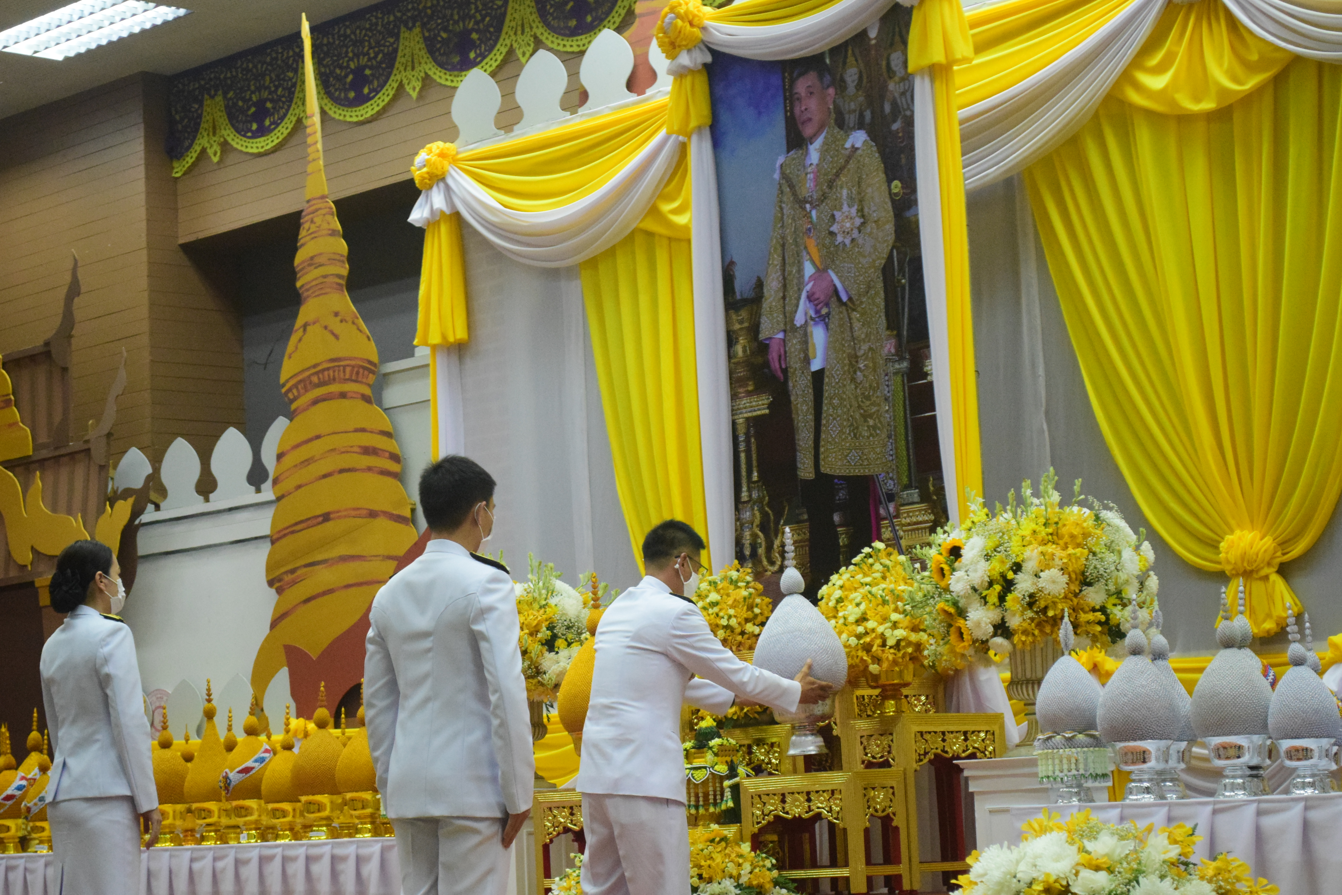 พช.น่าน ร่วมพิธีถวายเครื่องราชสักการะและวางพานพุ่ม และพิธีจุดเทียนถวายพระพรชัยมงคลเฉลิมพระเกียรติพระบาทสมเด็จพระเจ้าอยู่หัว เนื่องในโอกาสวันเฉลิมพระชนมพรรษา 28 กรกฎาคม 2565