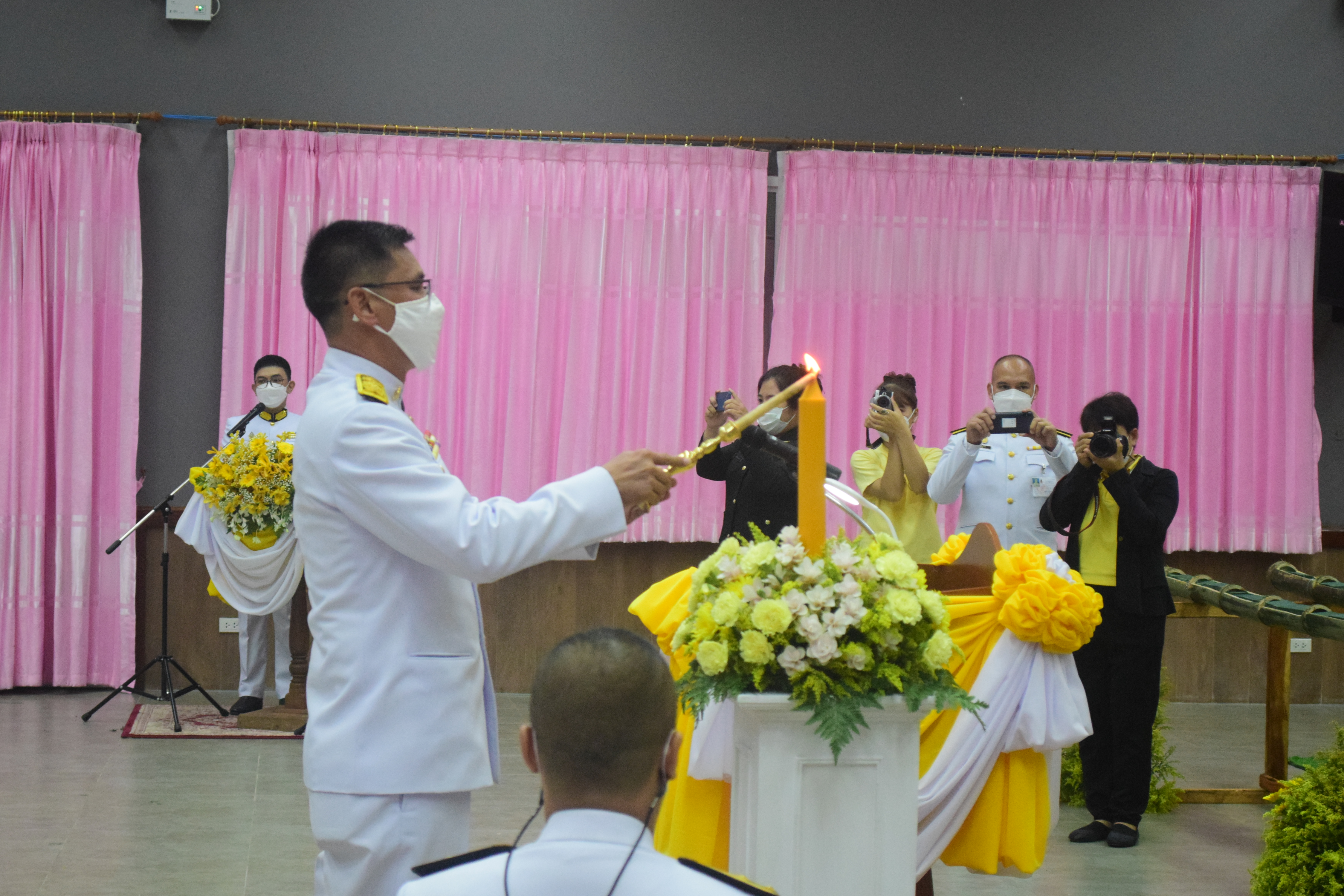 พช.น่าน ร่วมพิธีถวายเครื่องราชสักการะและวางพานพุ่ม และพิธีจุดเทียนถวายพระพรชัยมงคลเฉลิมพระเกียรติพระบาทสมเด็จพระเจ้าอยู่หัว เนื่องในโอกาสวันเฉลิมพระชนมพรรษา 28 กรกฎาคม 2565