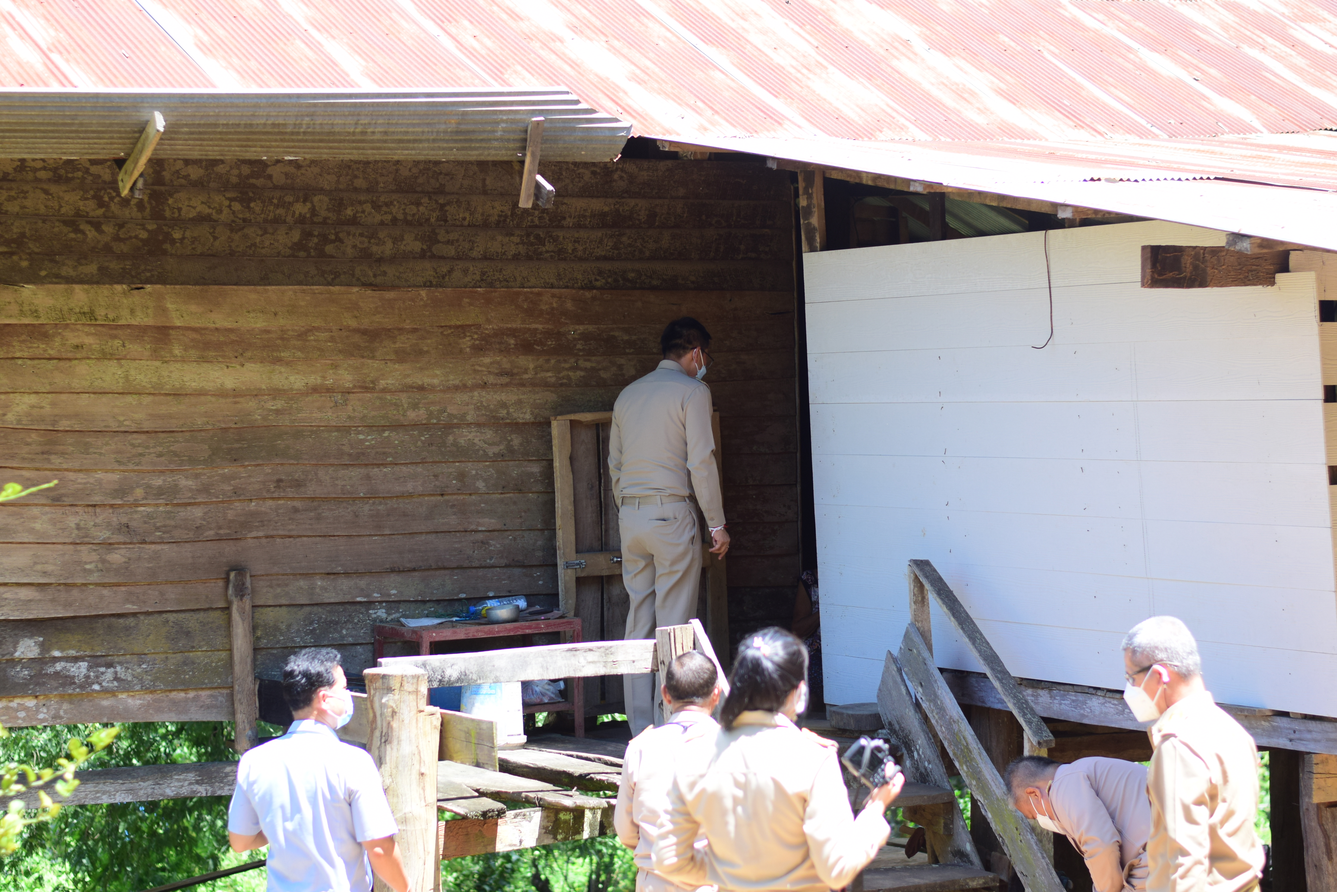 “จังหวัดน่าน” ผู้ว่าราชการจังหวัดน่าน นำส่วนราชการ เยี่ยมครัวเรือนเป้าหมาย TPMAP ปี 2565 ตามโครงการขจัดความยากจนและพัฒนาคนทุกช่วงวัยอย่างยั่งยืนตามหลักปรัชญาของเศรษฐกิจพอเพียง พื้นที่อำเภอนาน้อย จังหวัดน่าน