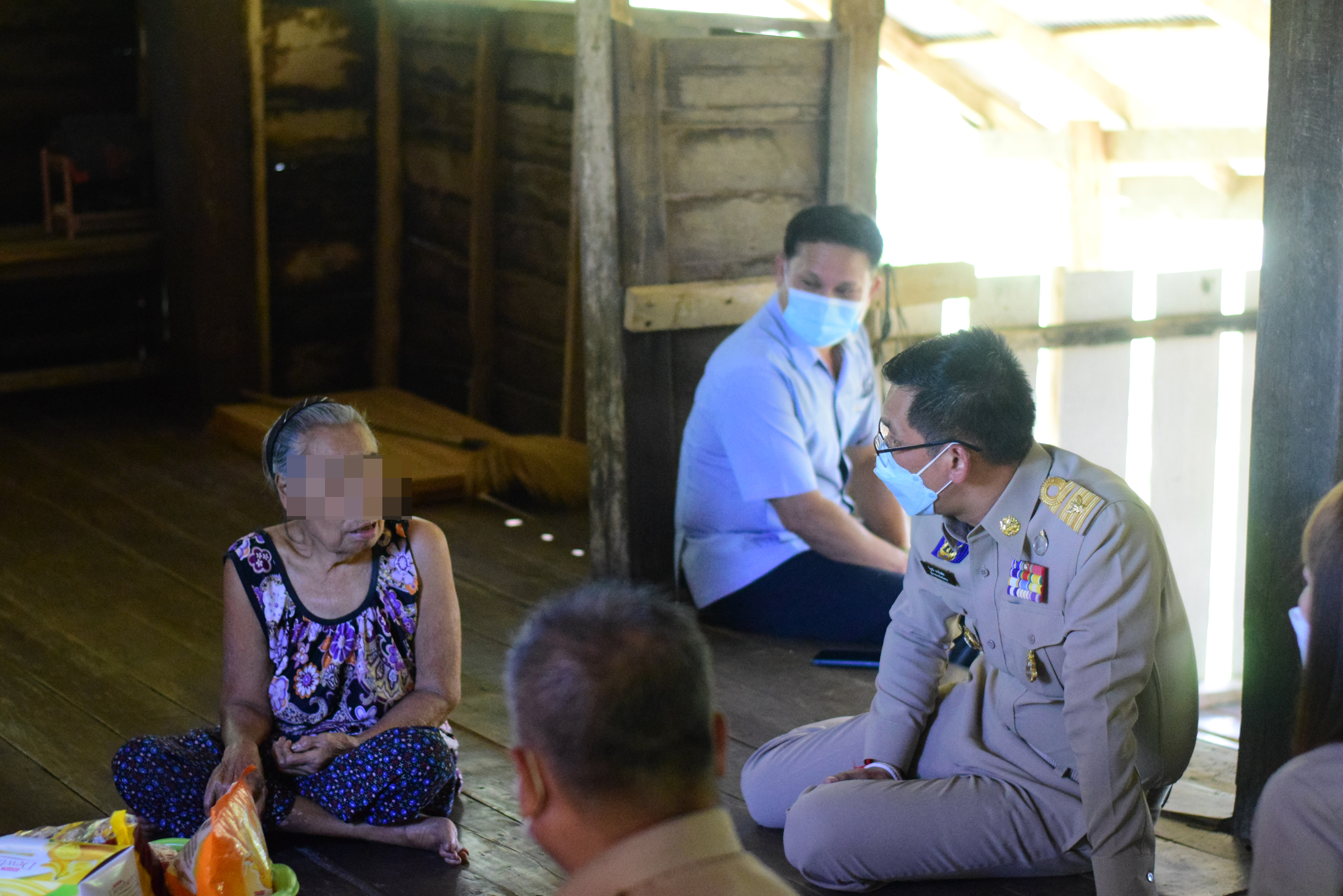 “จังหวัดน่าน” ผู้ว่าราชการจังหวัดน่าน นำส่วนราชการ เยี่ยมครัวเรือนเป้าหมาย TPMAP ปี 2565 ตามโครงการขจัดความยากจนและพัฒนาคนทุกช่วงวัยอย่างยั่งยืนตามหลักปรัชญาของเศรษฐกิจพอเพียง พื้นที่อำเภอนาน้อย จังหวัดน่าน