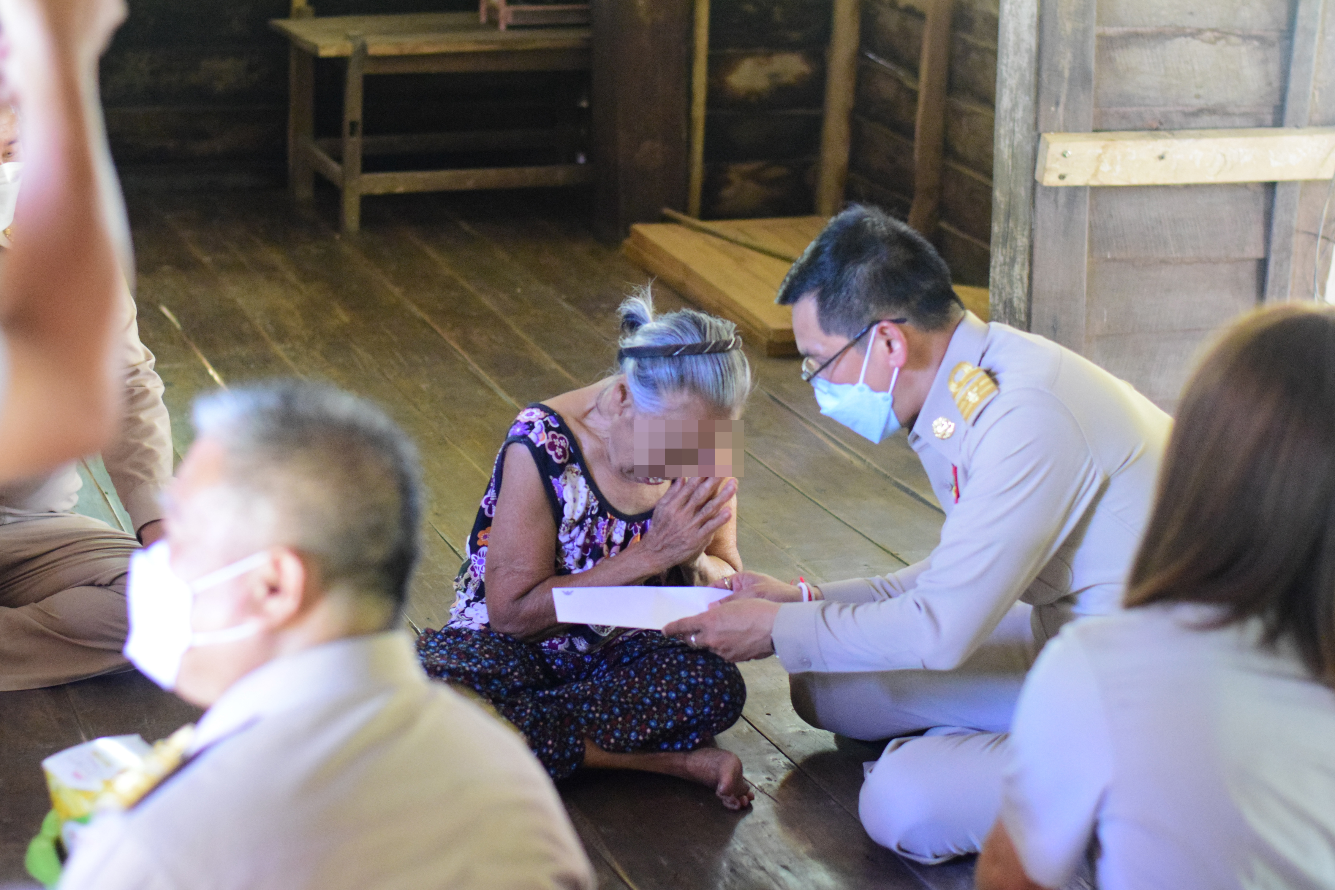 “จังหวัดน่าน” ผู้ว่าราชการจังหวัดน่าน นำส่วนราชการ เยี่ยมครัวเรือนเป้าหมาย TPMAP ปี 2565 ตามโครงการขจัดความยากจนและพัฒนาคนทุกช่วงวัยอย่างยั่งยืนตามหลักปรัชญาของเศรษฐกิจพอเพียง พื้นที่อำเภอนาน้อย จังหวัดน่าน