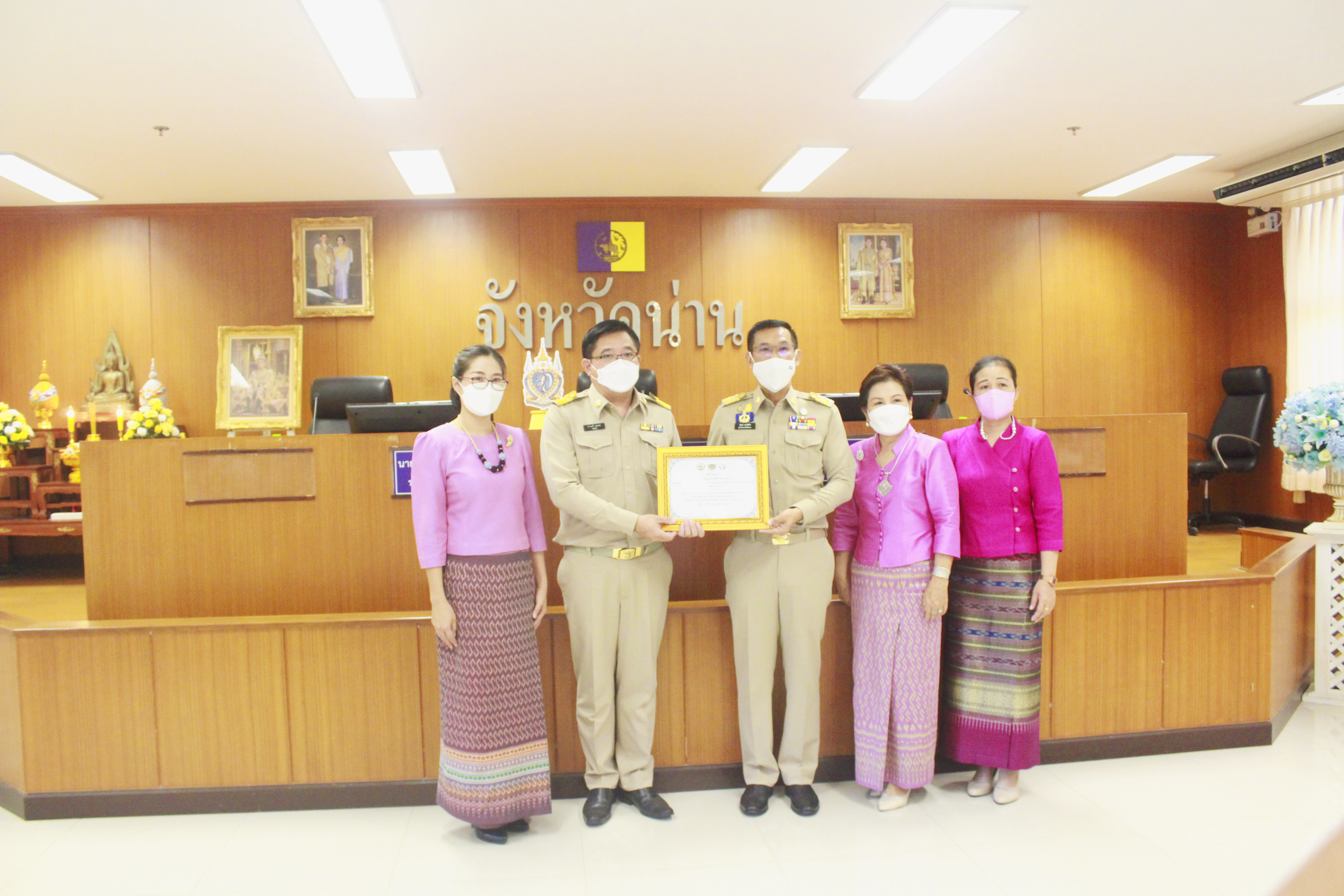 พช.น่าน มอบเกียรติบัตรพร้อมเงินรางวัล คนกองทุนพัฒนาบทบาทสตรีดีเด่นระดับจังหวัด ตามโครงการเชิดชูเกียรติคนกองทุนพัฒนาบทบาทสตรี ประจำปี 2565