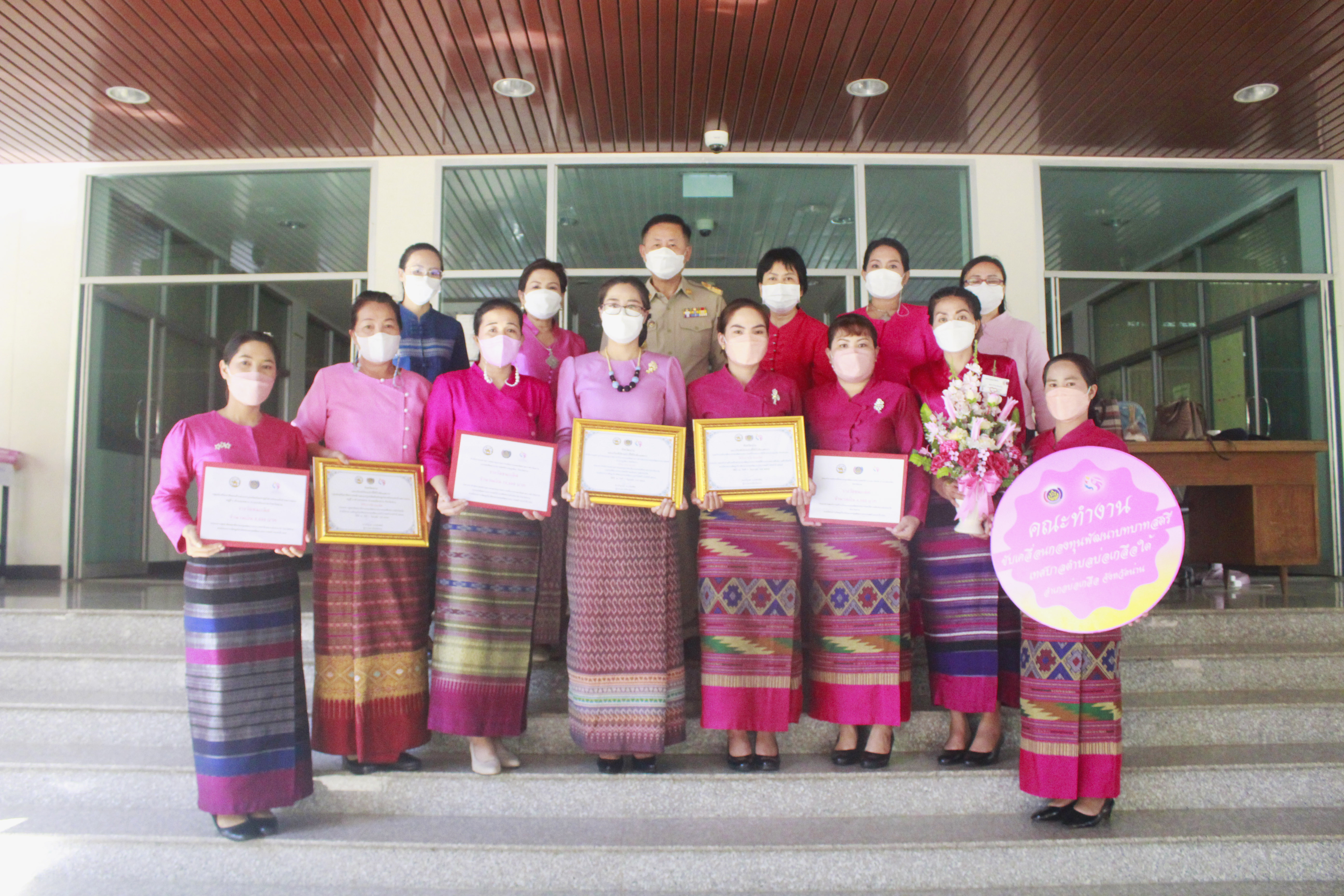 พช.น่าน มอบเกียรติบัตรพร้อมเงินรางวัล คนกองทุนพัฒนาบทบาทสตรีดีเด่นระดับจังหวัด ตามโครงการเชิดชูเกียรติคนกองทุนพัฒนาบทบาทสตรี ประจำปี 2565