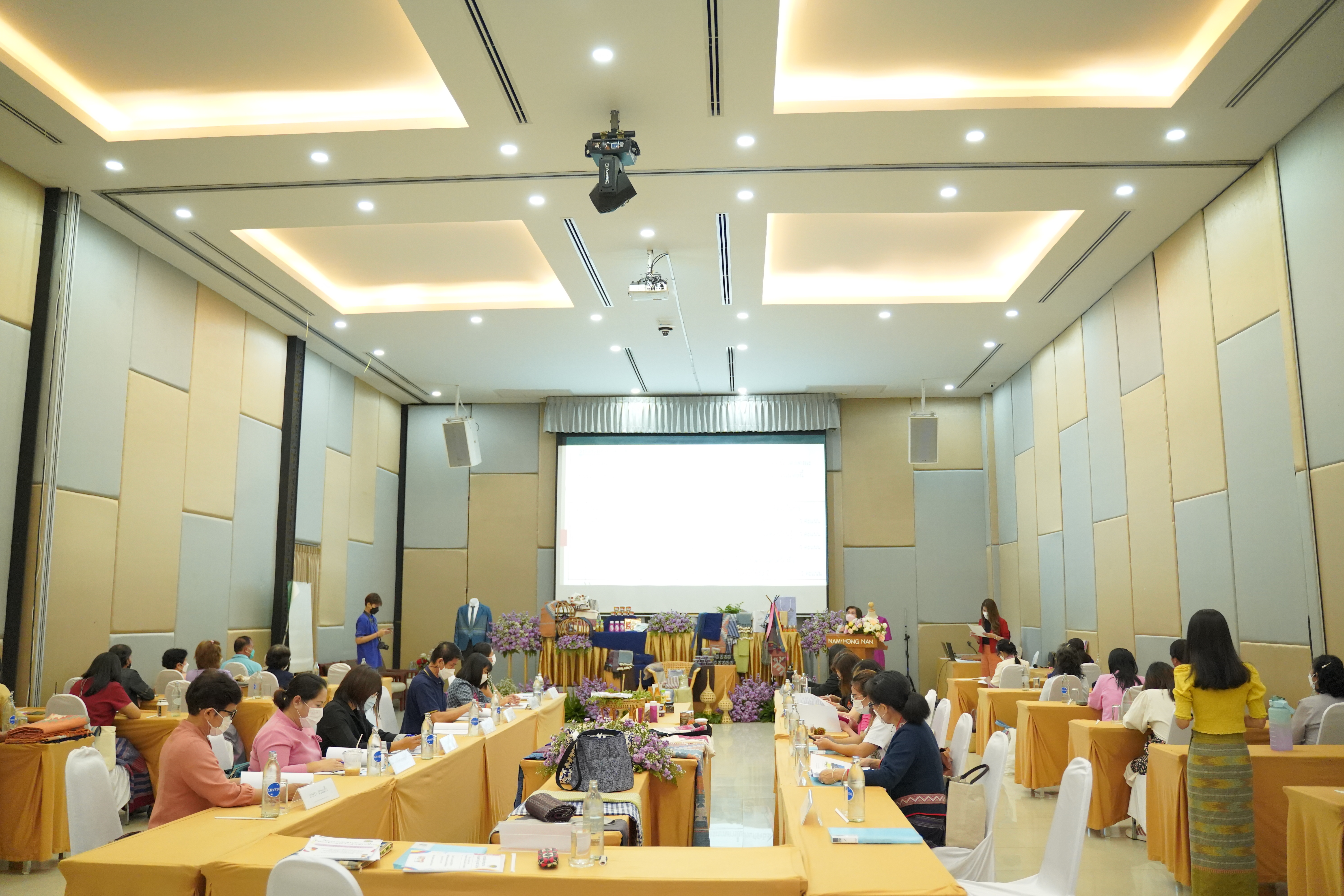 จังหวัดน่าน ประชุมพิจารณาคัดเลือกสุดยอดผลิตภัณฑ์ OTOP ตามโครงการส่งเสริมกระบวนการเครือข่ายองค์ความรู้ (Knowledge-based OTOP) :KBO กิจกรรมที่ 2 พัฒนาผลิตภัณฑ์ OTOP โดยเครือข่ายองค์ความรู้ KBO จังหวัด