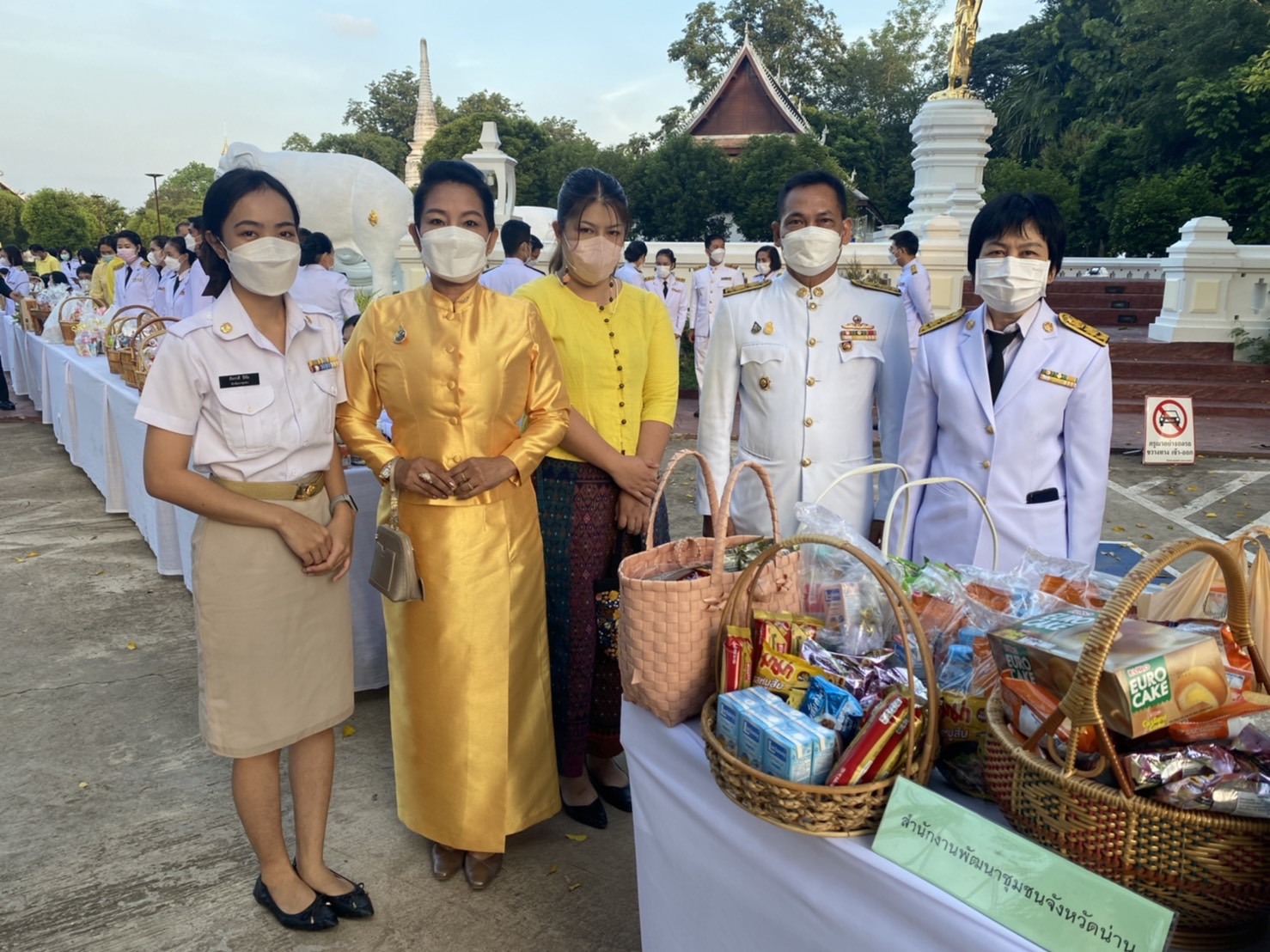 จังหวัดน่าน จัดกิจกรรมวันเฉลิมพระชนมพรรษา พิธีทำบุญตักบาตร ถวายเป็นพระราชกุศล เนื่องในโอกาสวันเฉลิมพระชนมพรรษา 70 พรรษา พระบาทสมเด็จพระเจ้าอยู่หัว 28 กรกฎาคม 2565