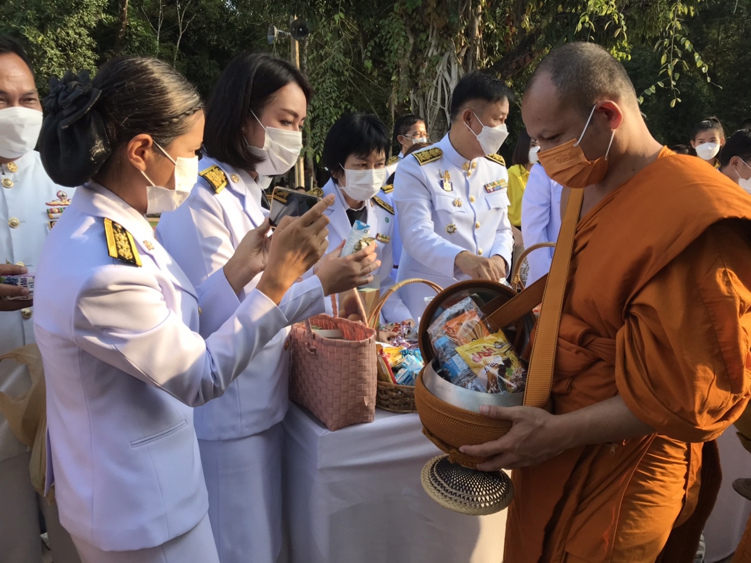 จังหวัดน่าน จัดกิจกรรมวันเฉลิมพระชนมพรรษา พิธีทำบุญตักบาตร ถวายเป็นพระราชกุศล เนื่องในโอกาสวันเฉลิมพระชนมพรรษา 70 พรรษา พระบาทสมเด็จพระเจ้าอยู่หัว 28 กรกฎาคม 2565