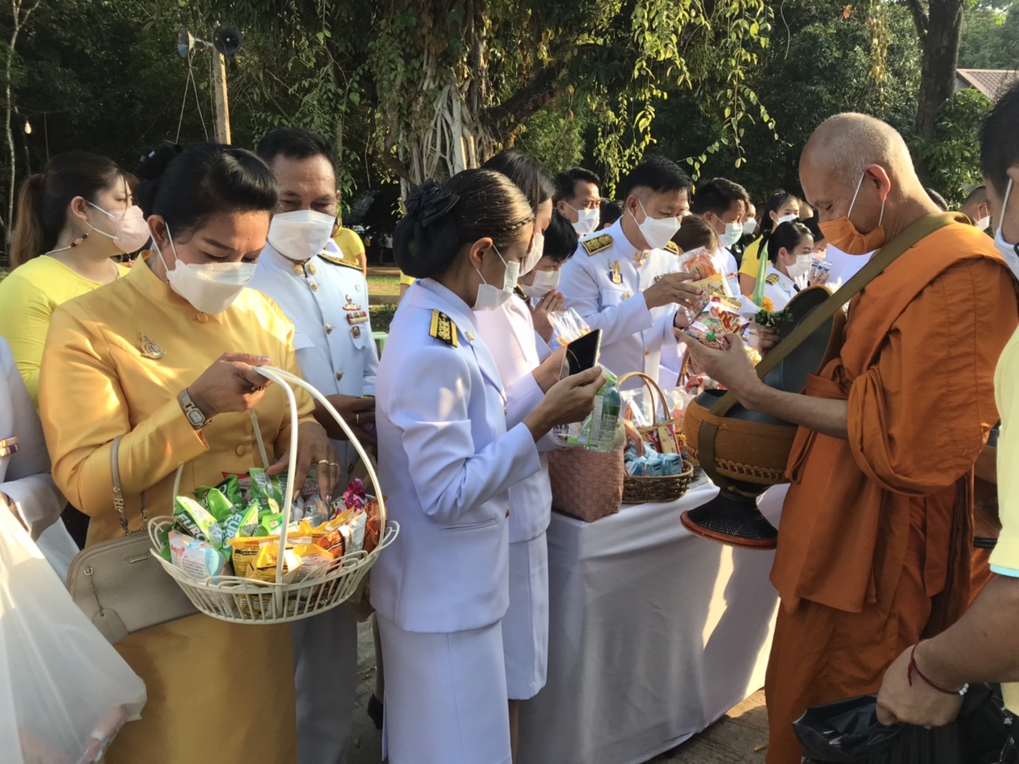 จังหวัดน่าน จัดกิจกรรมวันเฉลิมพระชนมพรรษา พิธีทำบุญตักบาตร ถวายเป็นพระราชกุศล เนื่องในโอกาสวันเฉลิมพระชนมพรรษา 70 พรรษา พระบาทสมเด็จพระเจ้าอยู่หัว 28 กรกฎาคม 2565