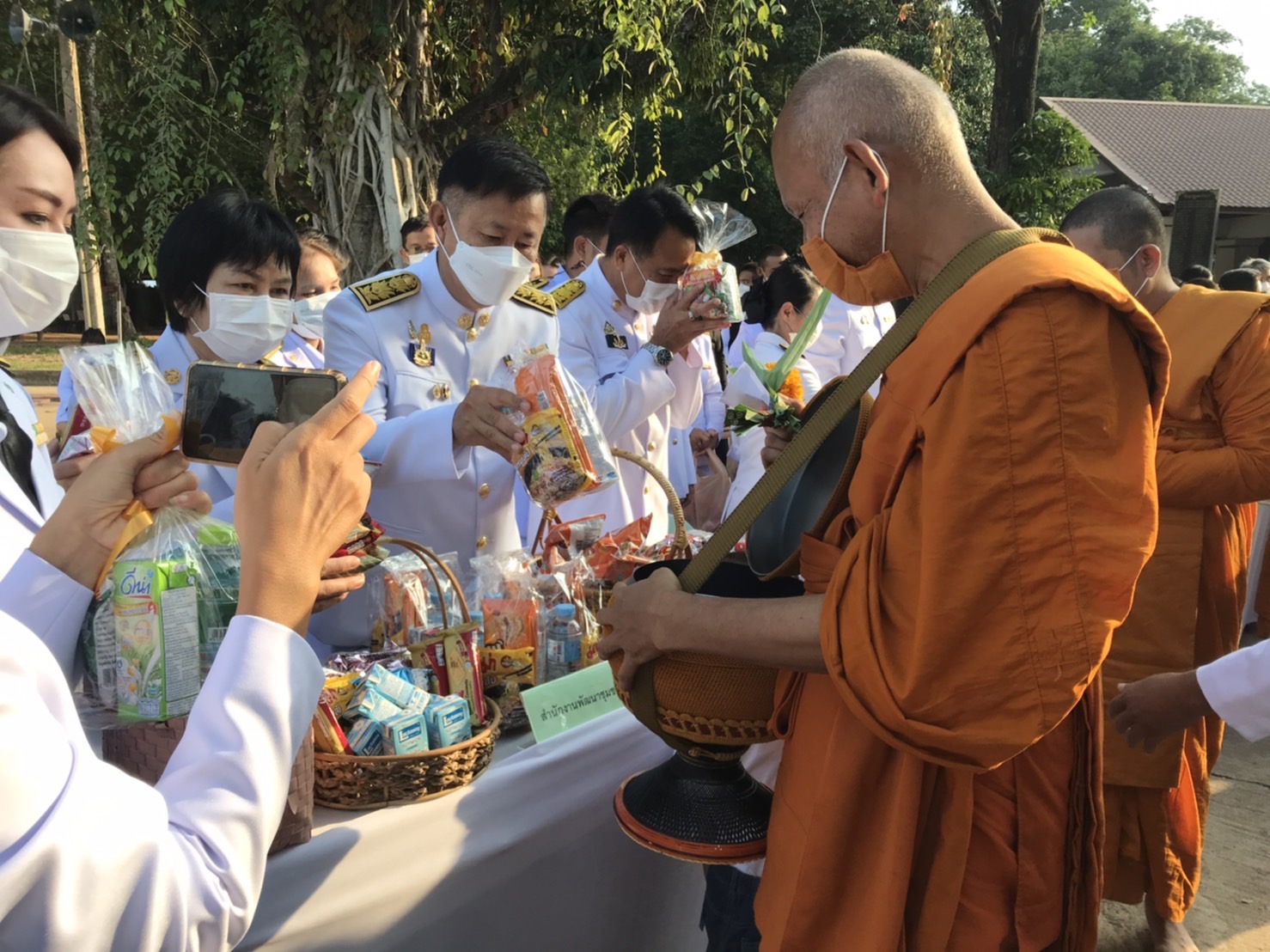 จังหวัดน่าน จัดกิจกรรมวันเฉลิมพระชนมพรรษา พิธีทำบุญตักบาตร ถวายเป็นพระราชกุศล เนื่องในโอกาสวันเฉลิมพระชนมพรรษา 70 พรรษา พระบาทสมเด็จพระเจ้าอยู่หัว 28 กรกฎาคม 2565